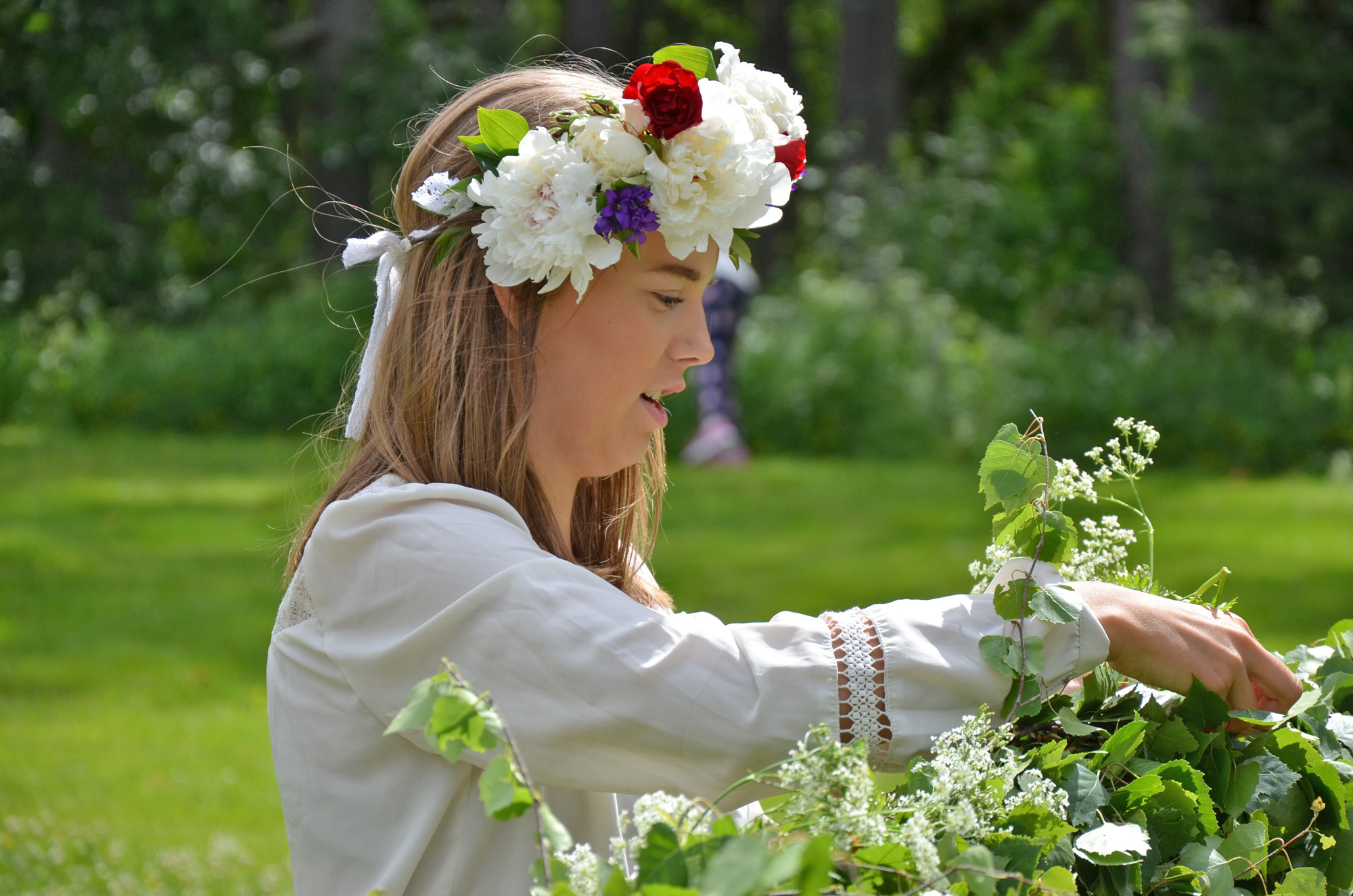 Röste.nu – Röstebilder – Välbesökt midsommarfirande vid Dönjegården 2018
