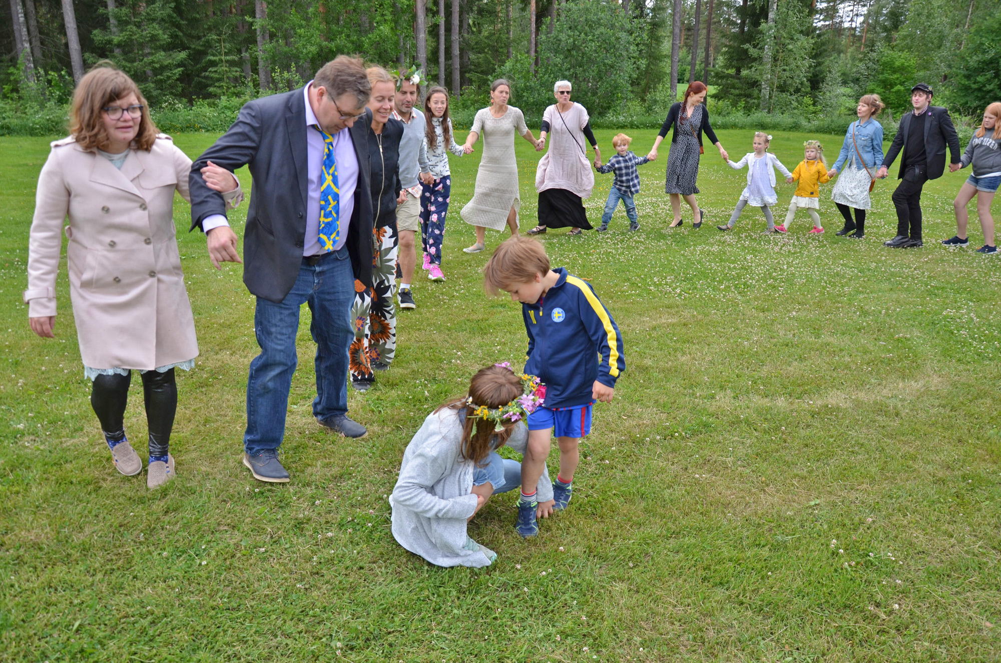 Röste.nu – Röstebilder – Välbesökt midsommarfirande vid Dönjegården 2018