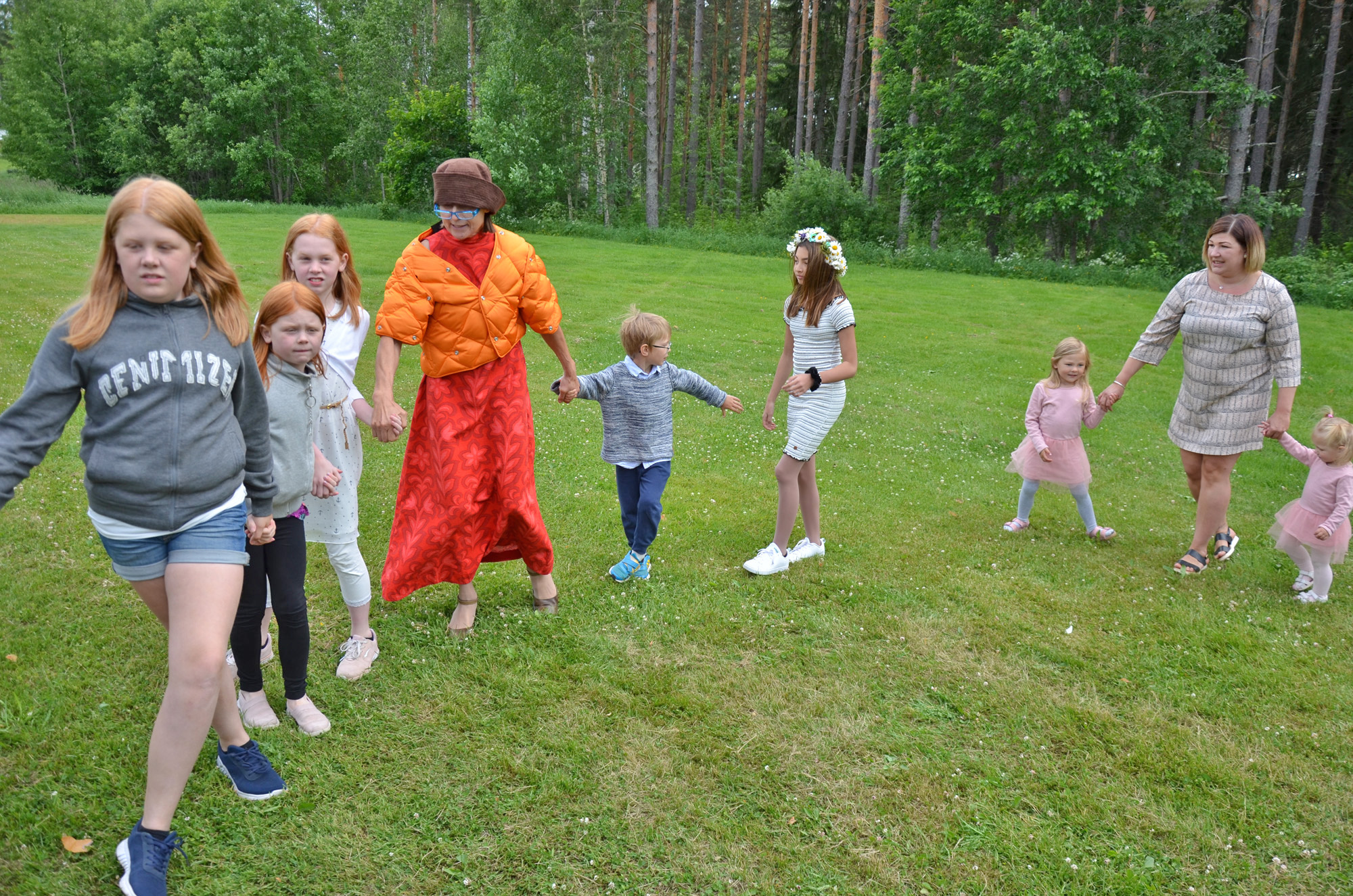 Röste.nu – Röstebilder – Välbesökt midsommarfirande vid Dönjegården 2018