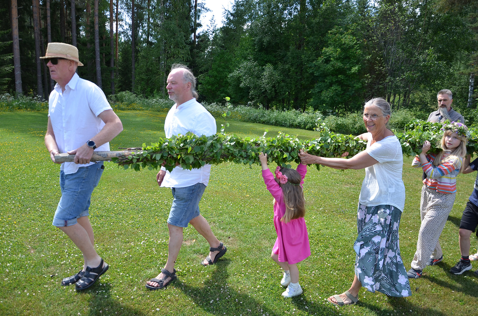 Röste.nu – Röstebilder – Midsommarfirande vid Dönjegården 2023