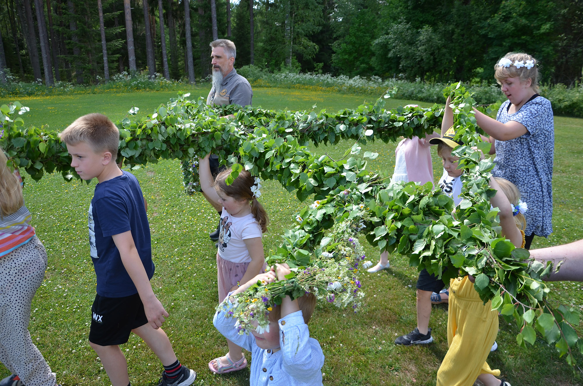 Röste.nu – Röstebilder – Midsommarfirande vid Dönjegården 2023