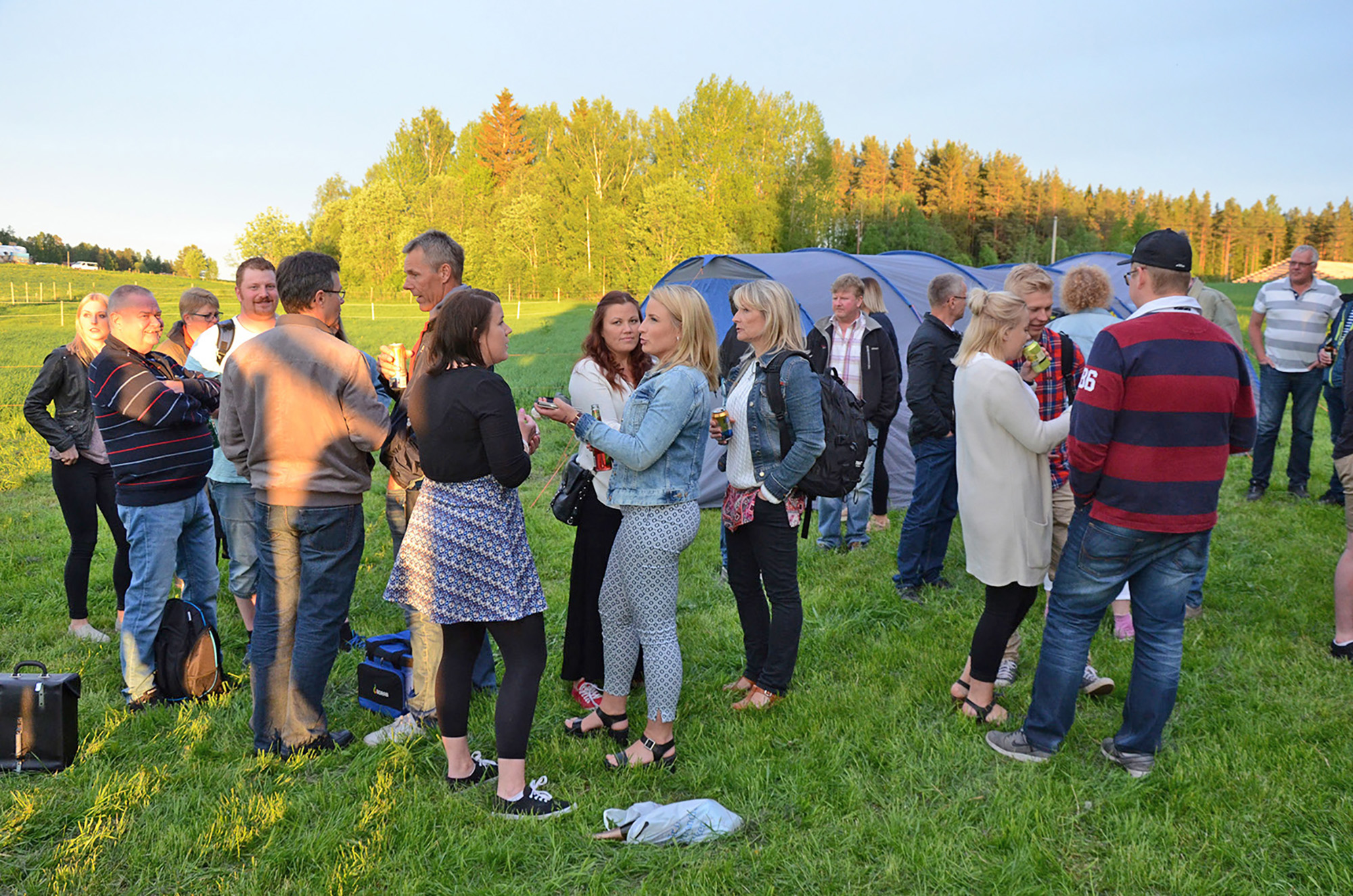 Röste.nu – Röstebilder – Nypremiär för logdans i Farmorsladan 2016