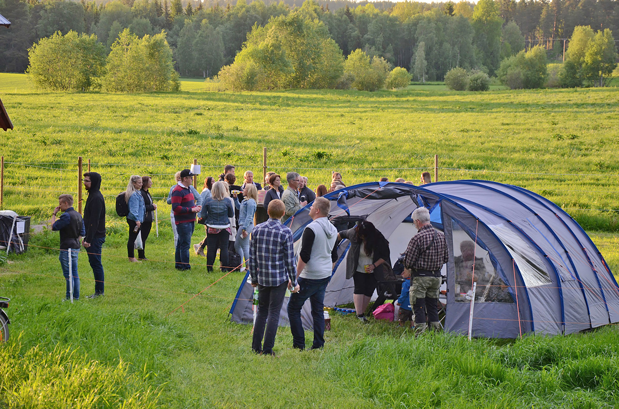 Röste.nu – Röstebilder – Nypremiär för logdans i Farmorsladan 2016