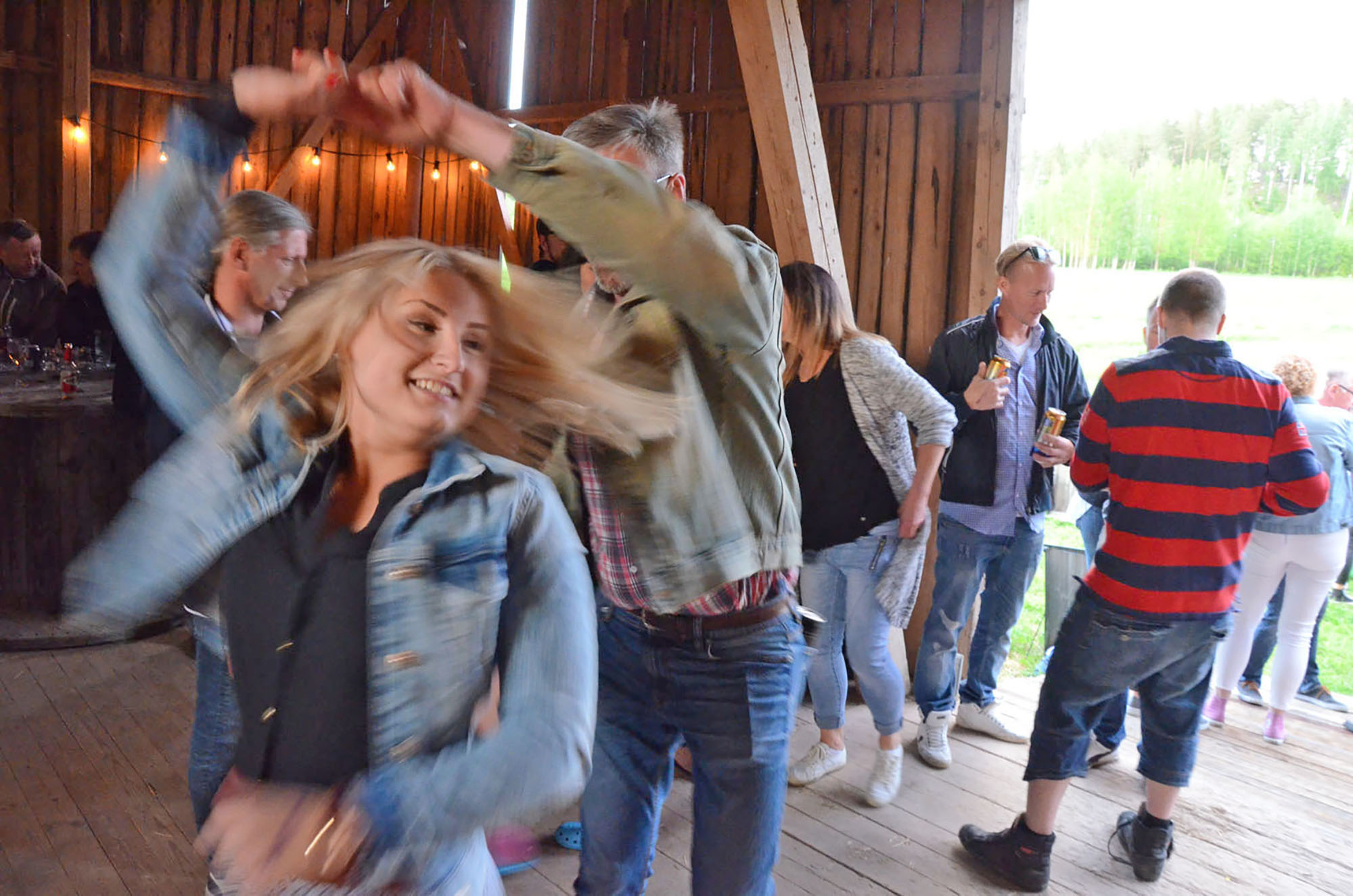 Röste.nu – Röstebilder – Nypremiär för logdans i Farmorsladan 2016