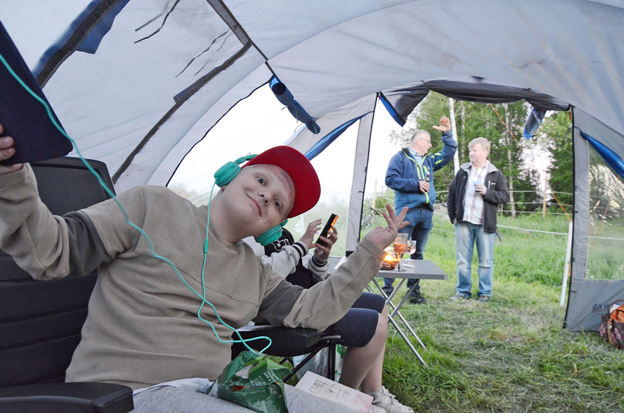 Röste.nu – Röstebilder – Nypremiär för logdans i Farmorsladan 2016