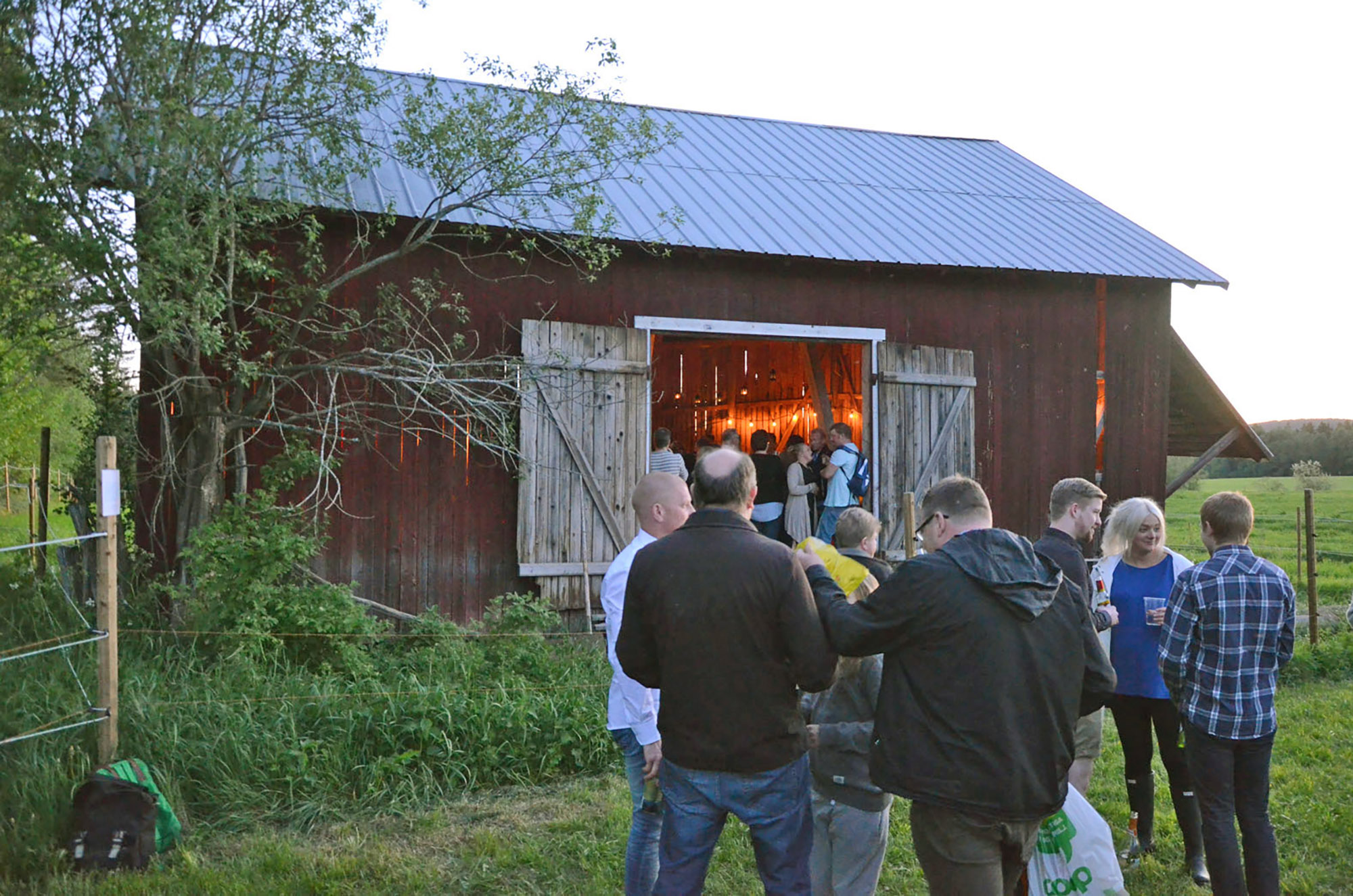 Röste.nu – Röstebilder – Nypremiär för logdans i Farmorsladan 2016