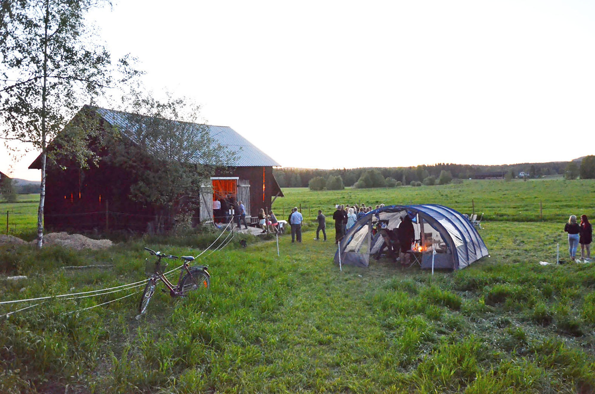 Röste.nu – Röstebilder – Nypremiär för logdans i Farmorsladan 2016