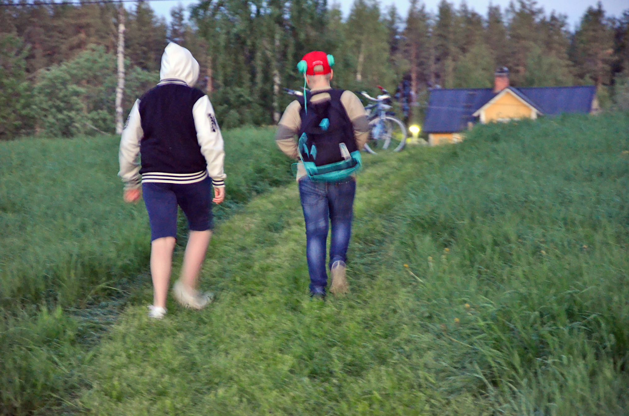 Röste.nu – Röstebilder – Nypremiär för logdans i Farmorsladan 2016