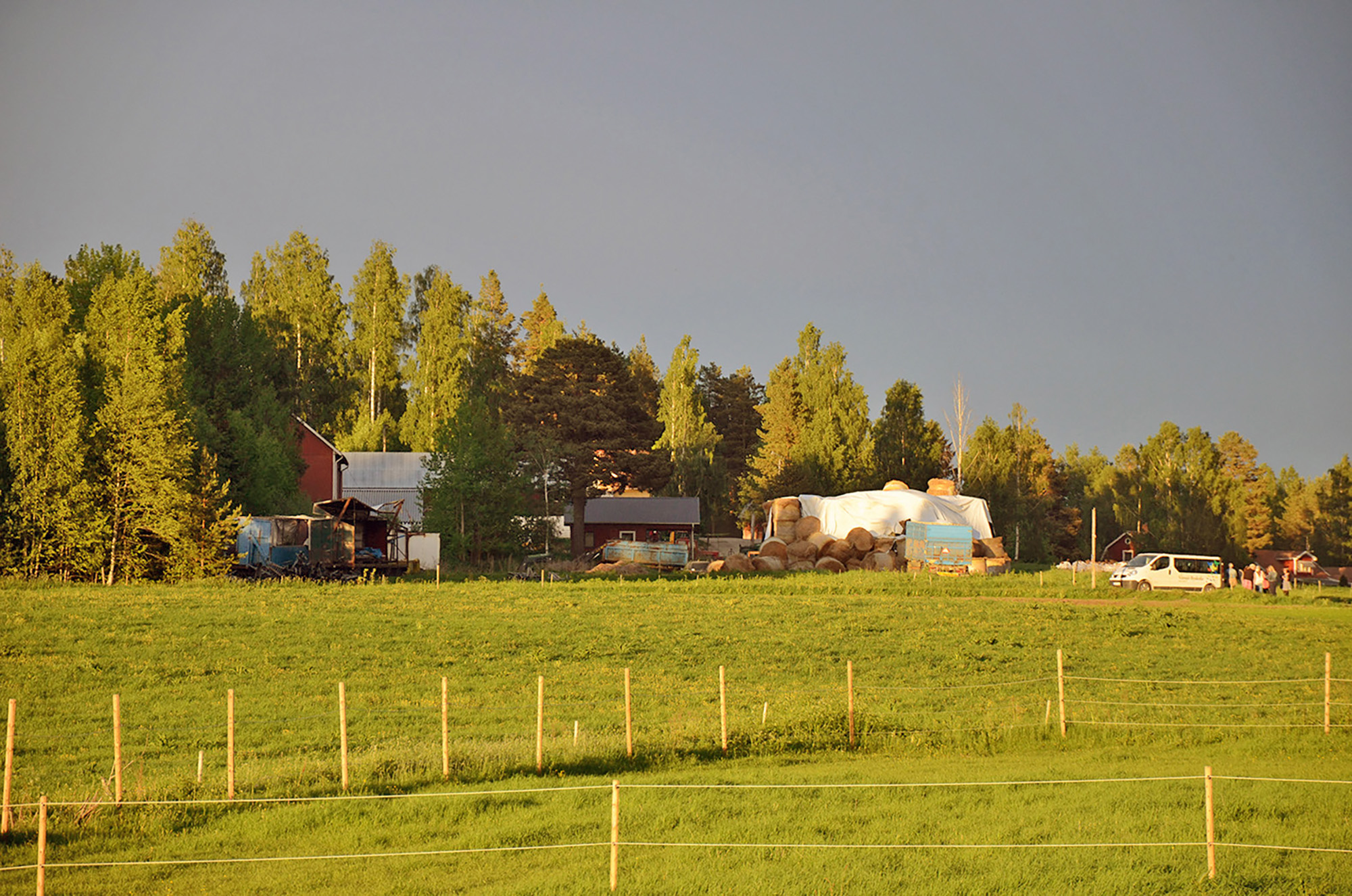 Röste.nu – Röstebilder – Nypremiär för logdans i Farmorsladan 2016