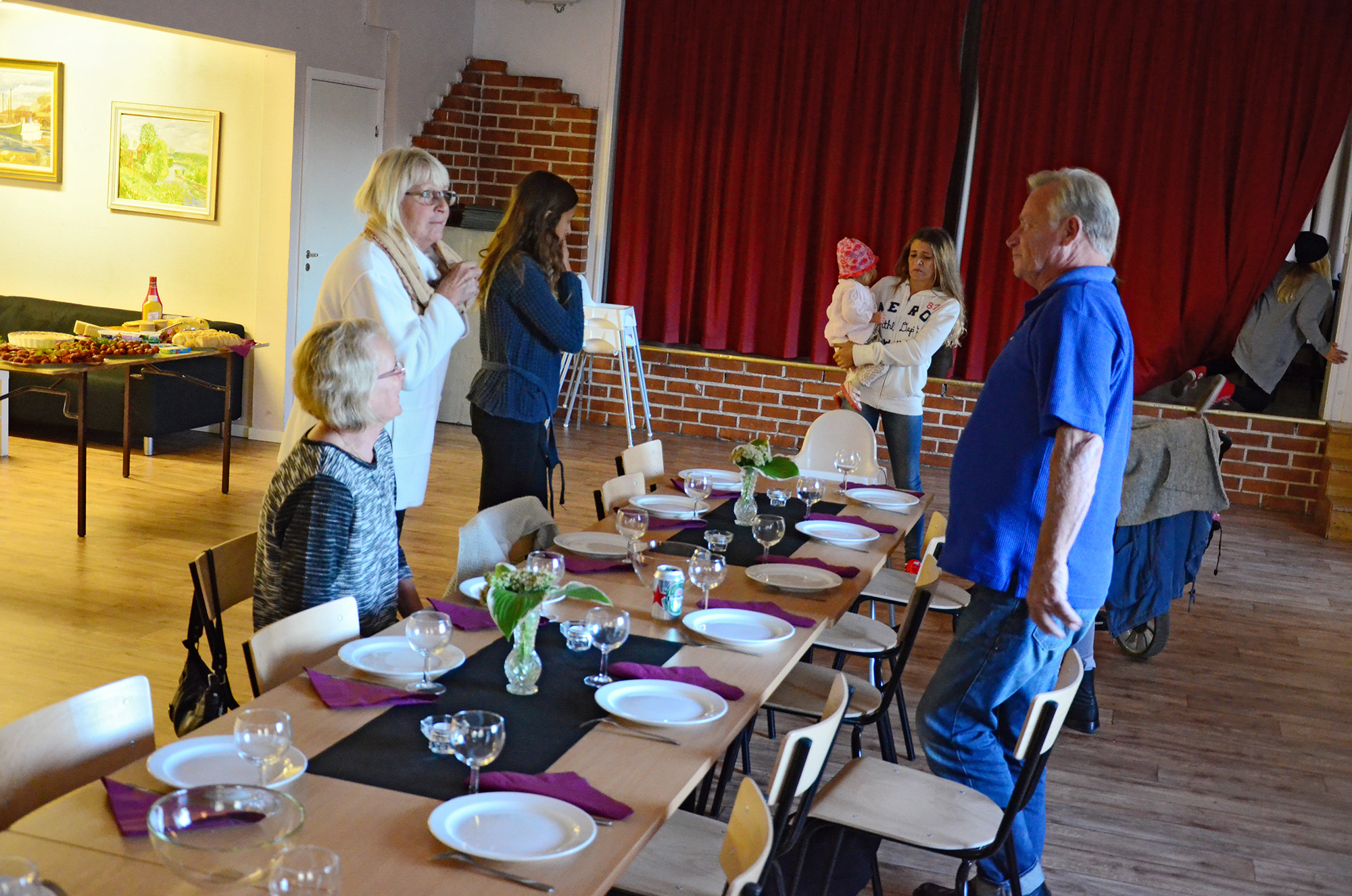 Röste.nu – Röstebilder – Premiär för kräft- och surströmmingsfest i Dönjegården 2014