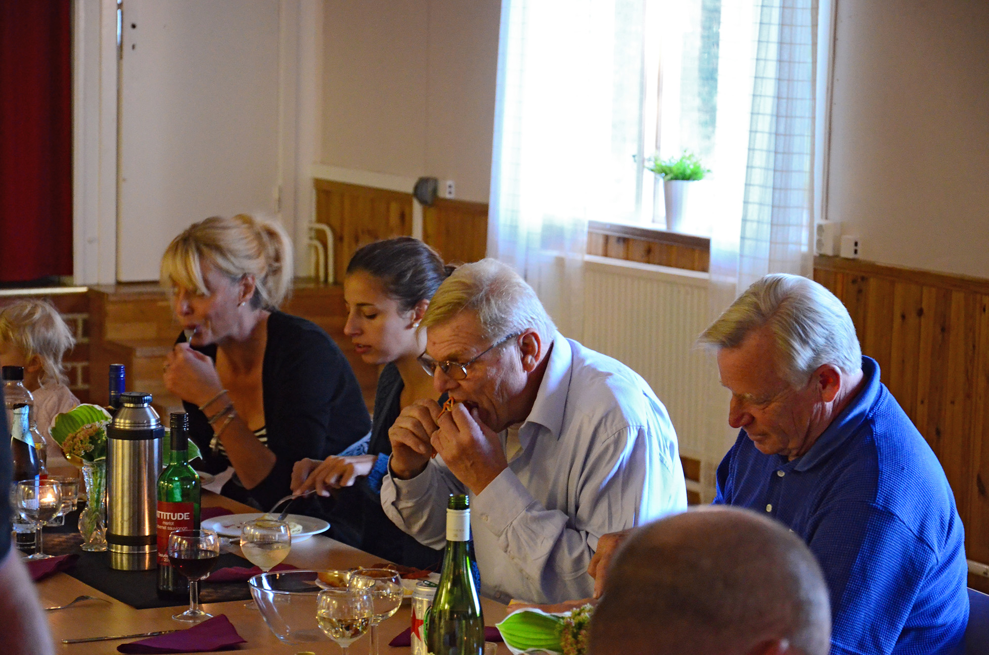Röste.nu – Röstebilder – Premiär för kräft- och surströmmingsfest i Dönjegården 2014