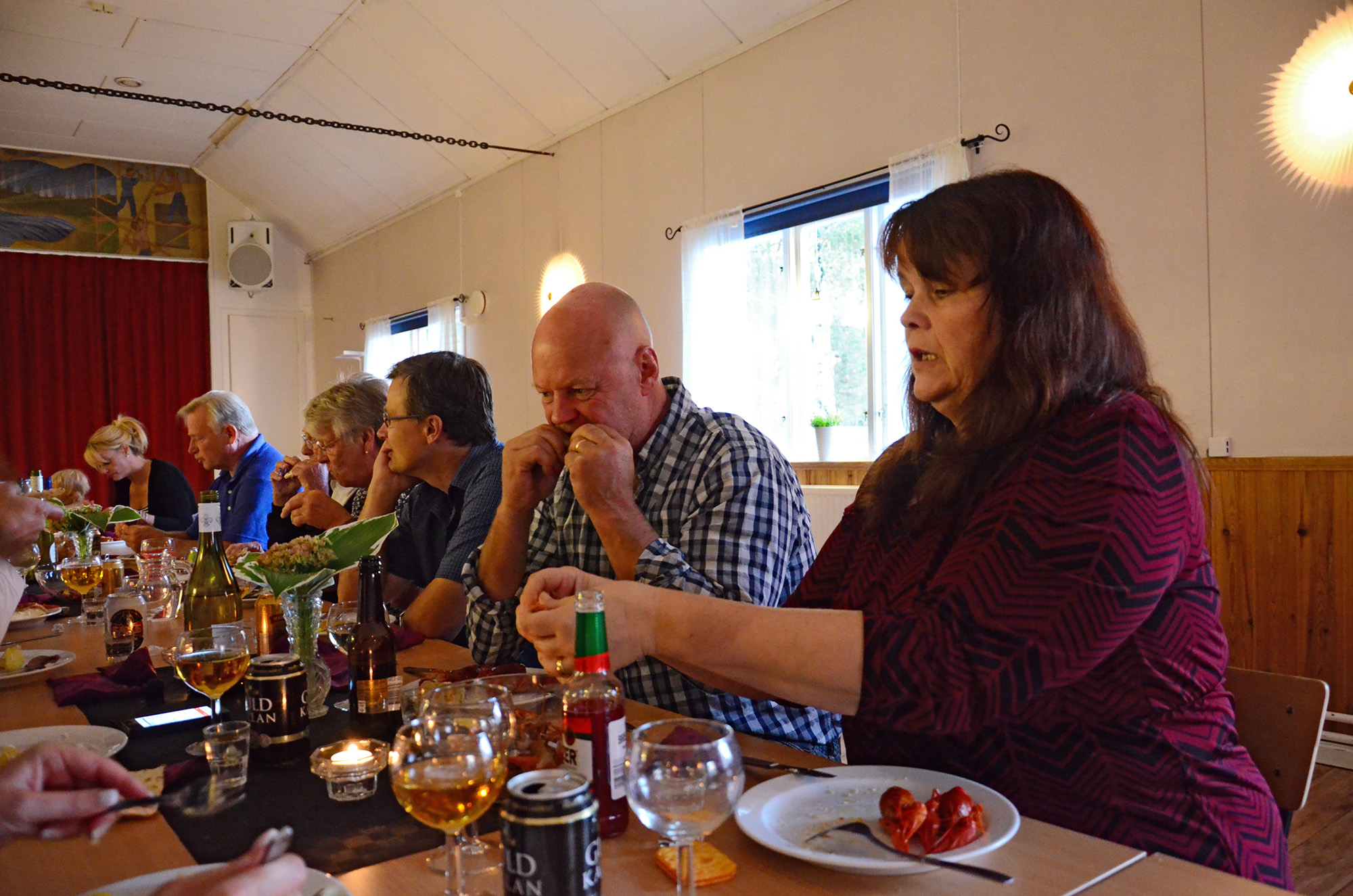 Röste.nu – Röstebilder – Premiär för kräft- och surströmmingsfest i Dönjegården 2014