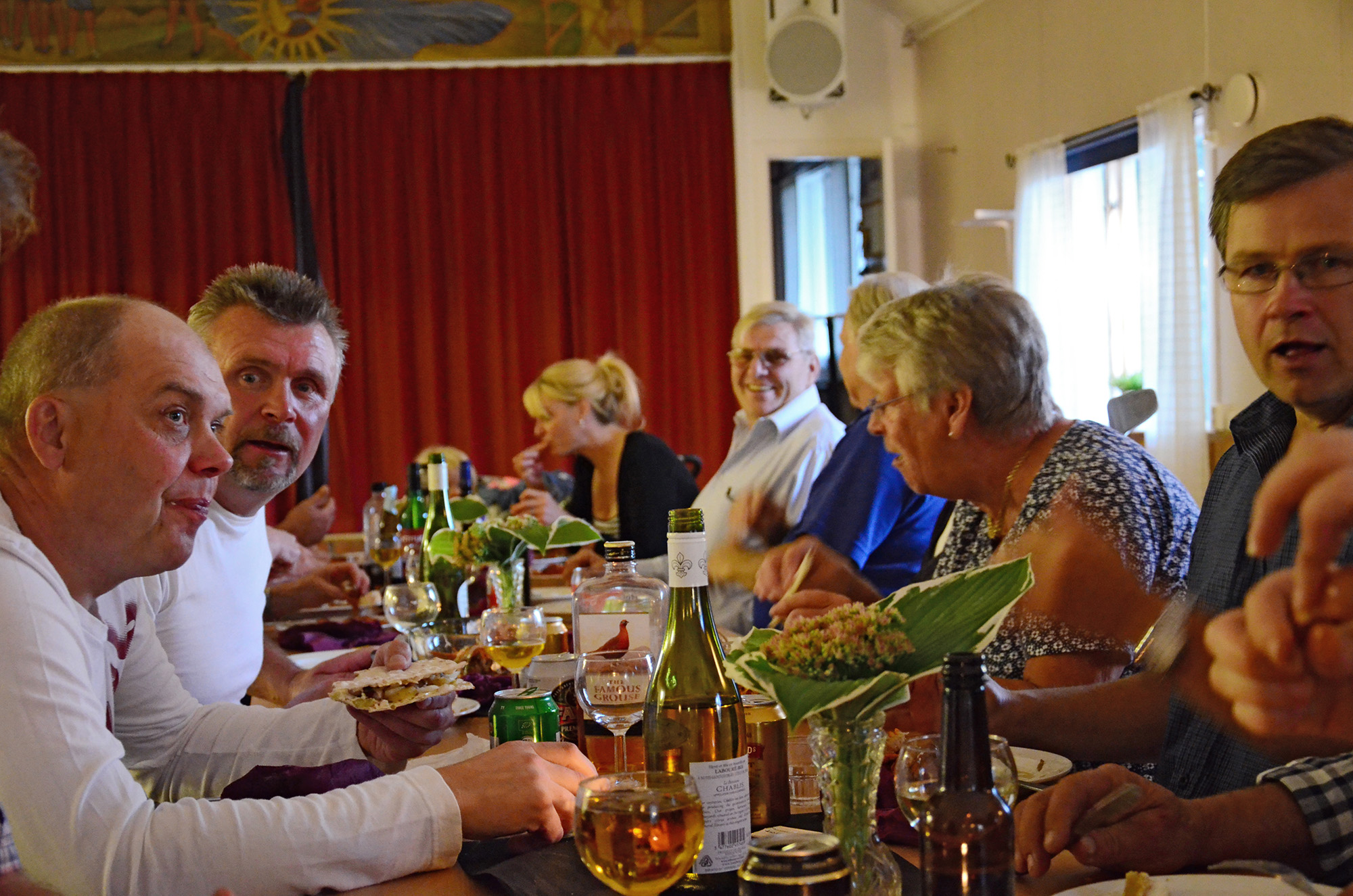 Röste.nu – Röstebilder – Premiär för kräft- och surströmmingsfest i Dönjegården 2014