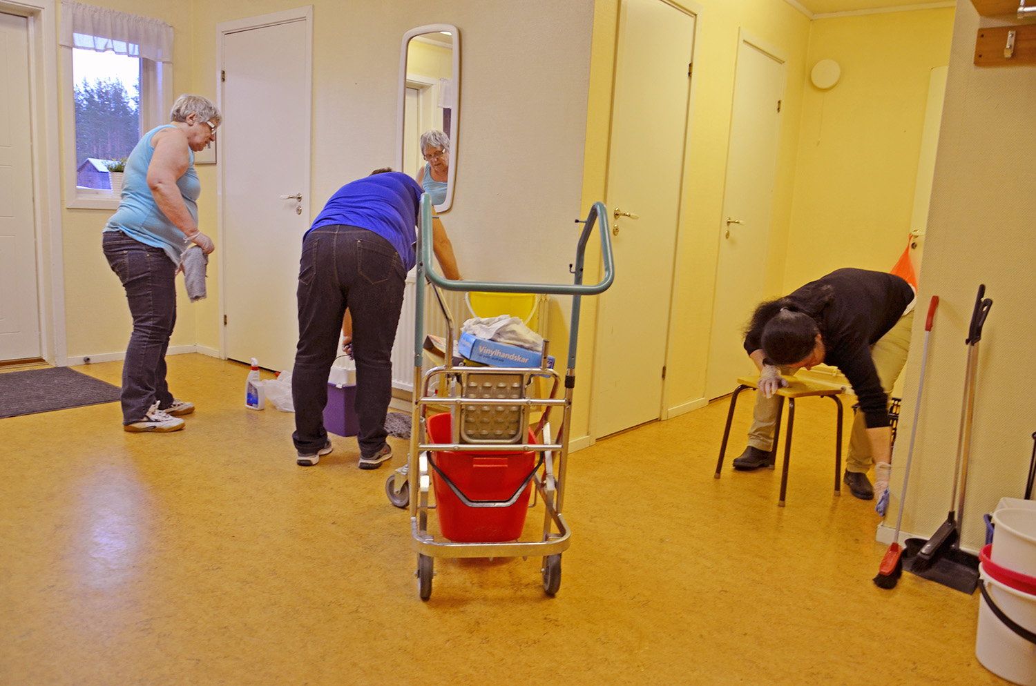 Röste. nu – Röstebilder – Städkväll i Dönjegården 2015