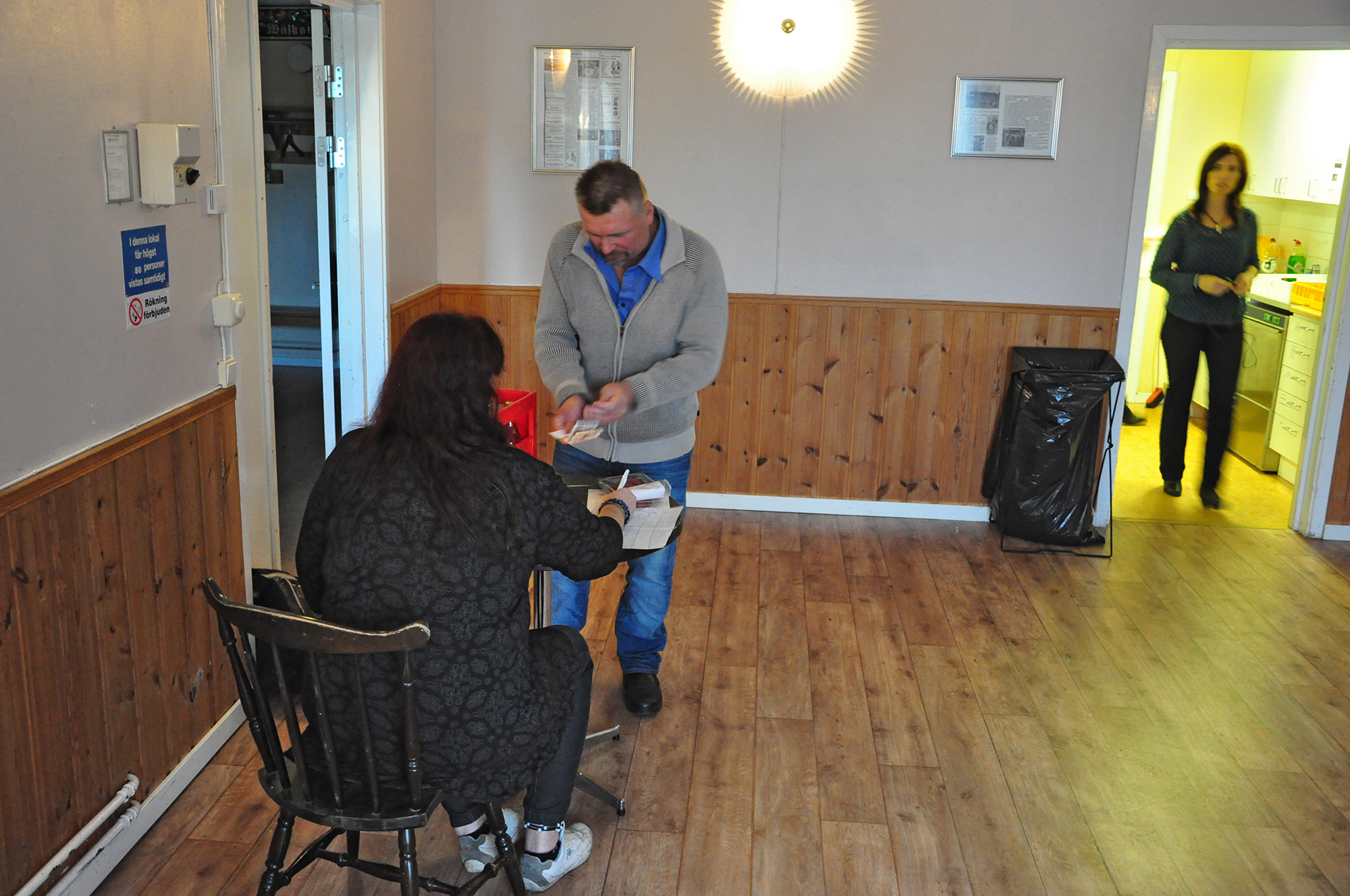 Röste.nu – Röstebilder – Surströmmingsfest i Dönjegården 2012