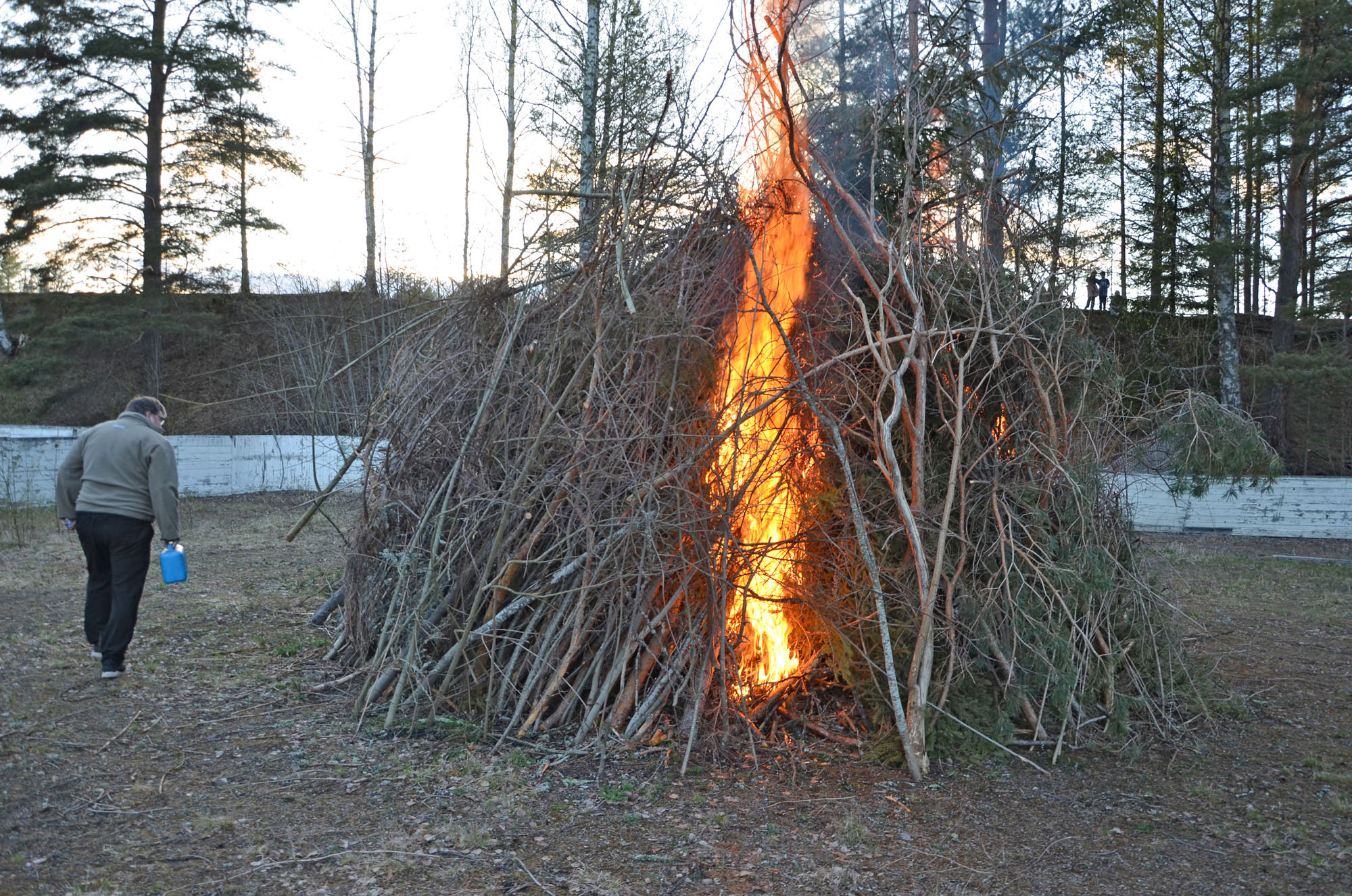 Röste.nu – Röstebilder – Valborgsfirande vid Dönjegården 2025