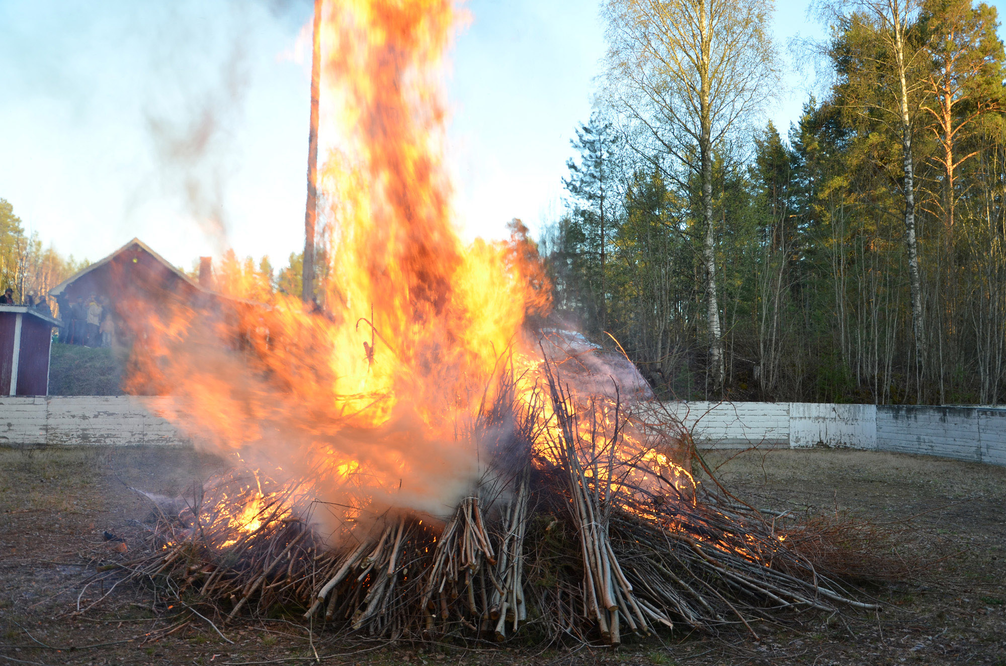 Röste.nu – Röstebilder – Valborgsfirande vid Dönjegården 2025