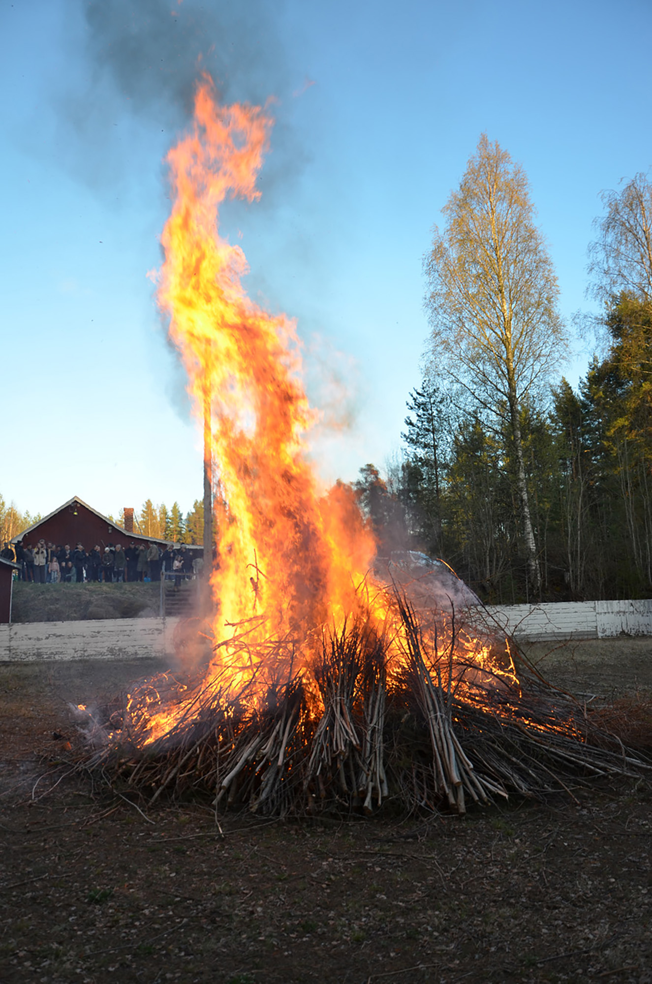 Röste.nu – Röstebilder – Valborgsfirande vid Dönjegården 2025