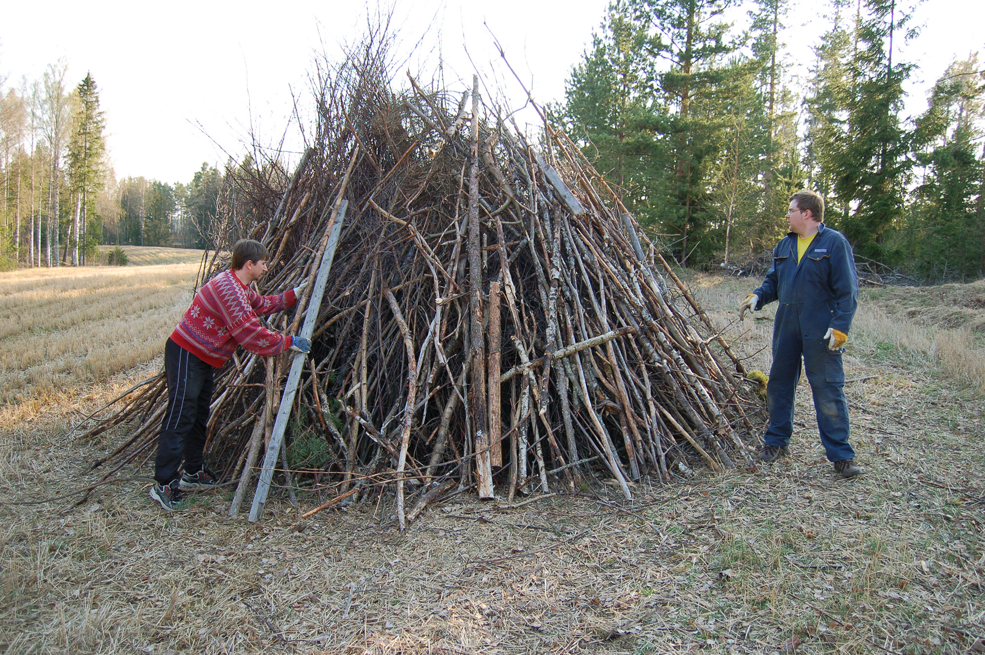 Röste.nu – Röstebilder – Förberedelser inför Valborg i Röste 2008