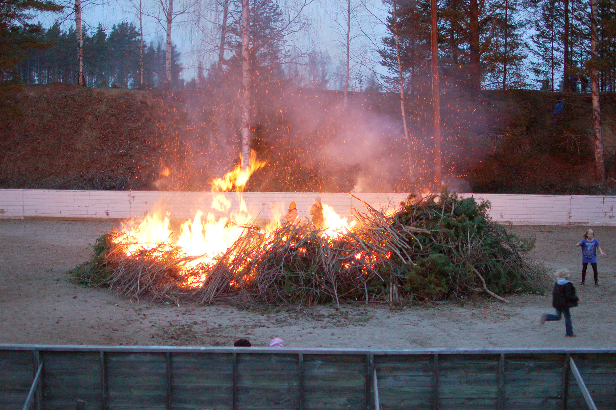 Röste.nu – Röstebilder – Valborg vid Dönjegården 2010