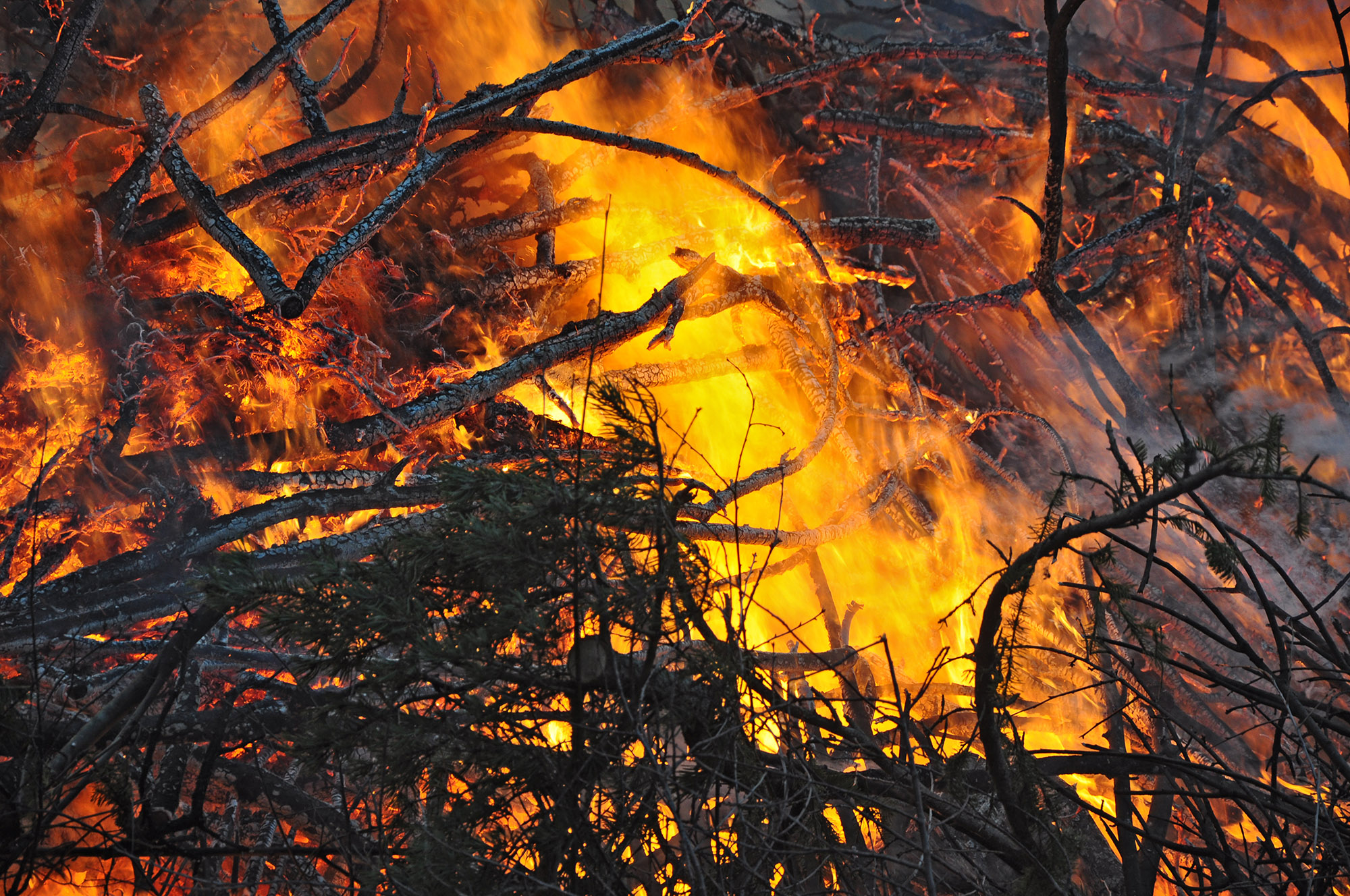 Röste.nu – Röstebilder – Valborgsfirande vid Dönjegården 2013