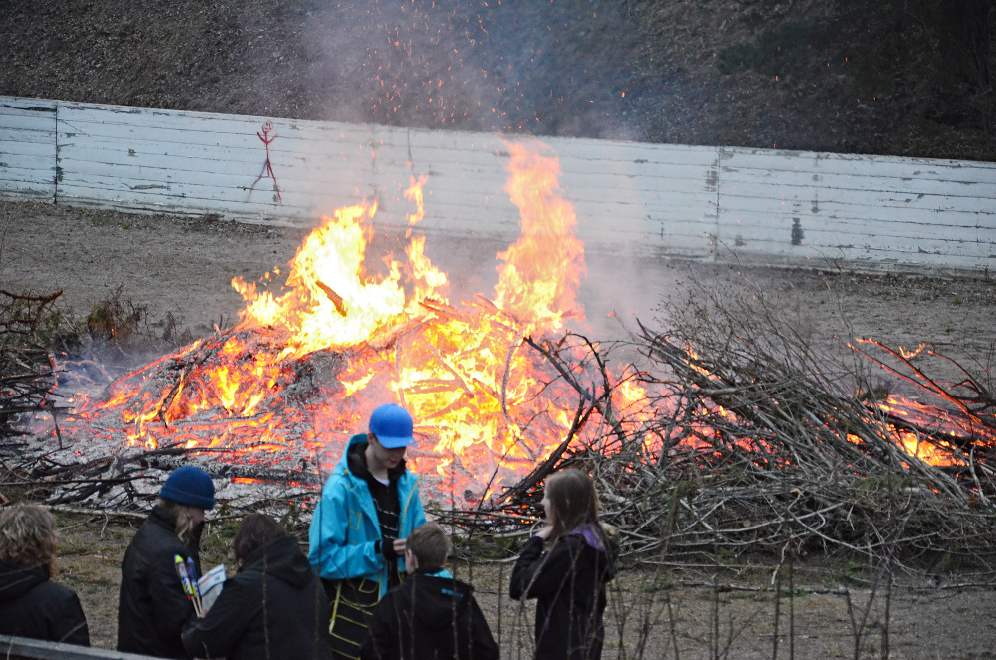 Röste.nu – Röstebilder – Valborg firades vid Dönjegården 2015