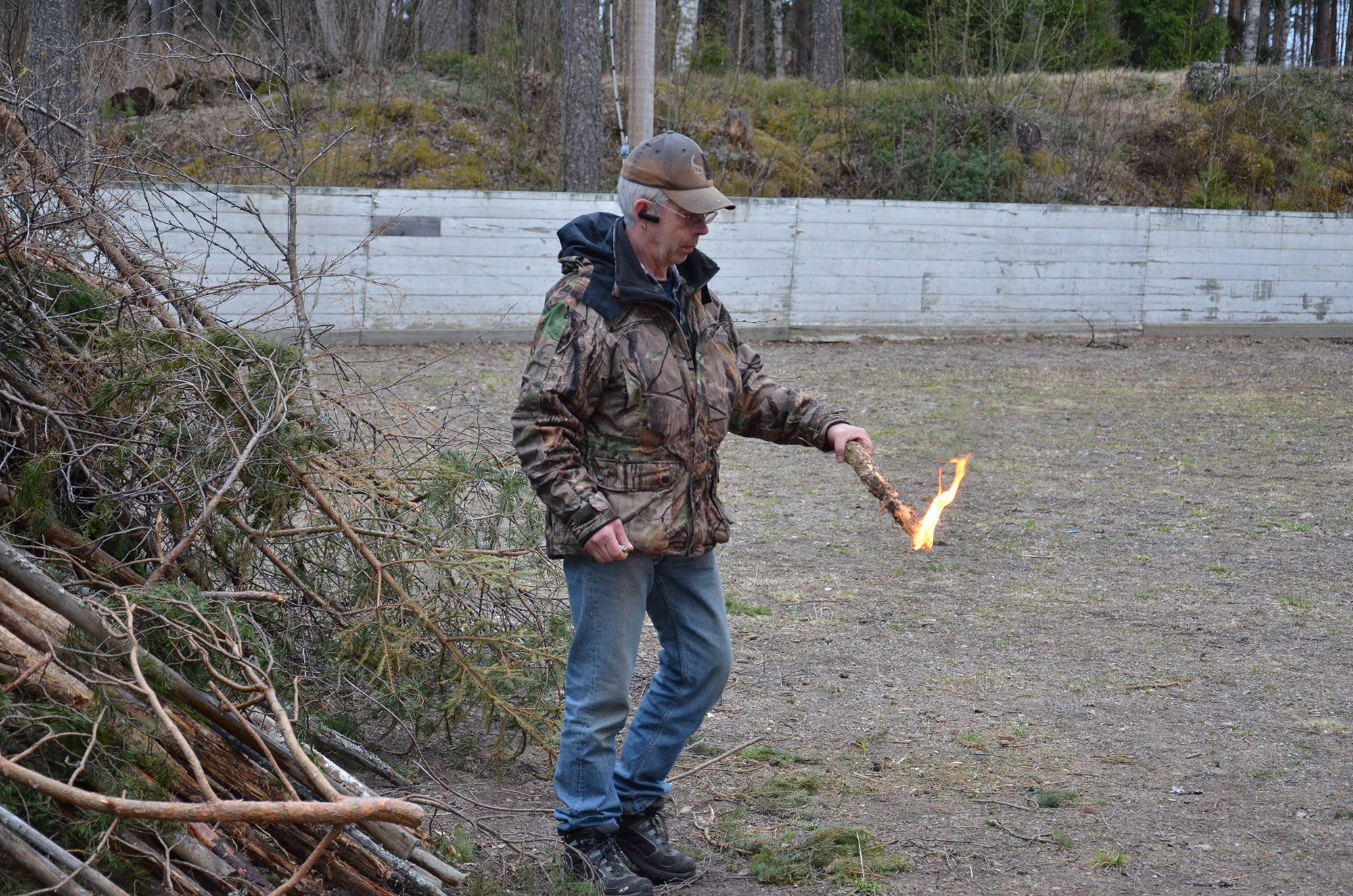 Röste.nu – Röstebilder – Valborg firades vid Dönjegården 2015