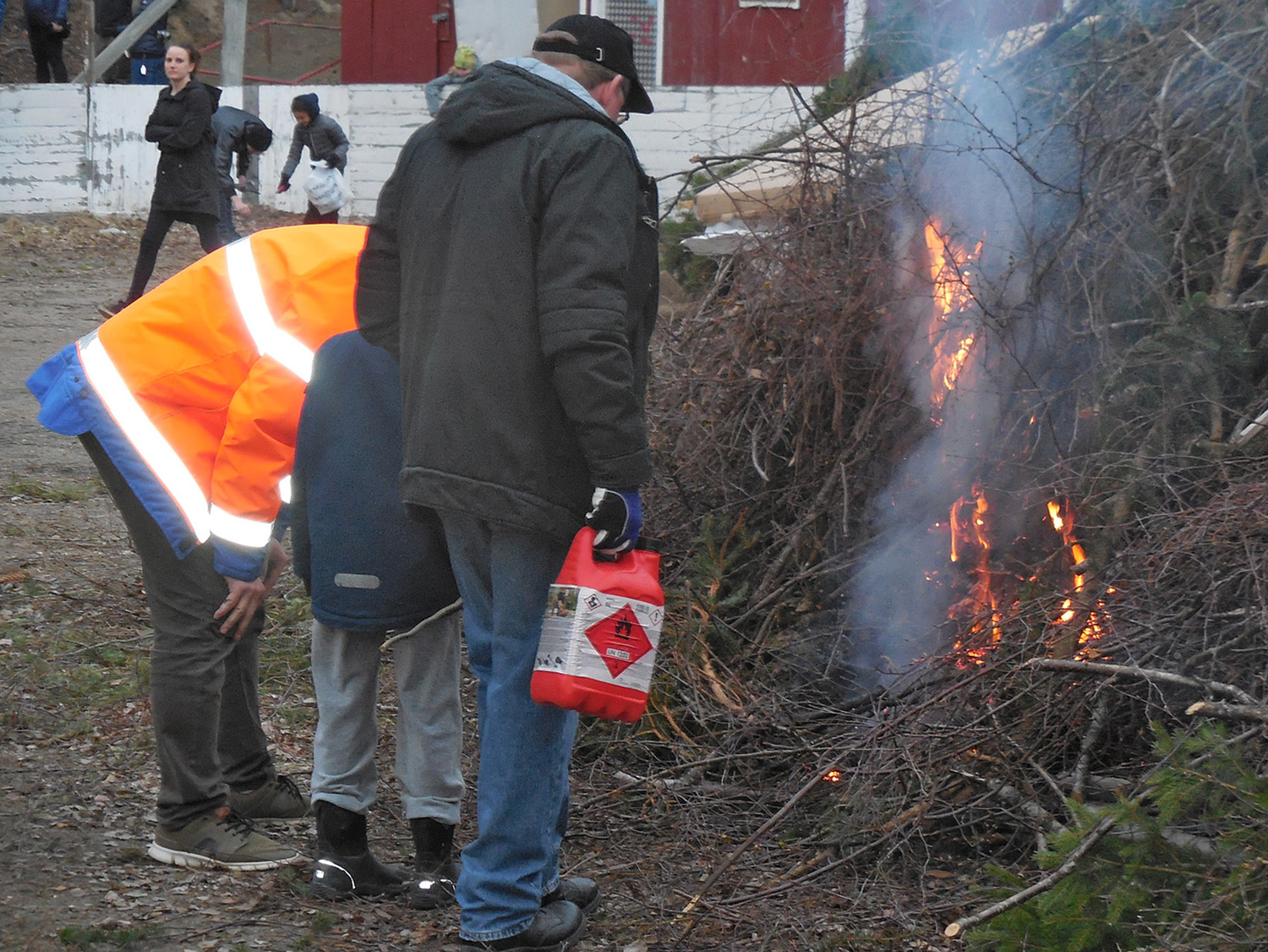 Röste.nu – Röstebilder – Valborg firades vid Dönjegården 2016