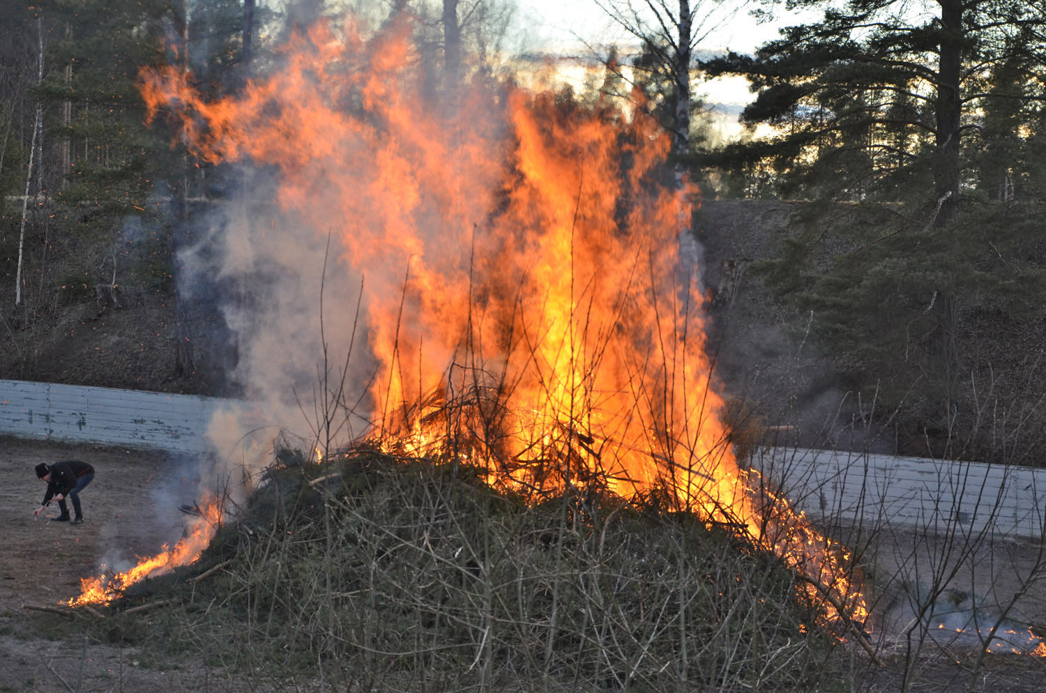 Röste.nu – Röstebilder – Valborgsfirande vid Dönjegården 2017