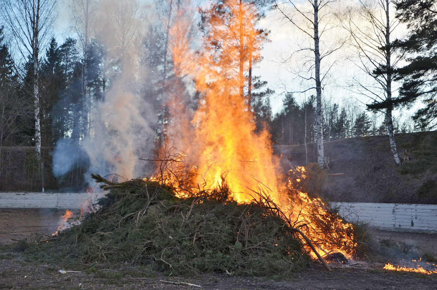 Röste.nu – Röstebilder – Valborgsfirande vid Dönjegården 2017