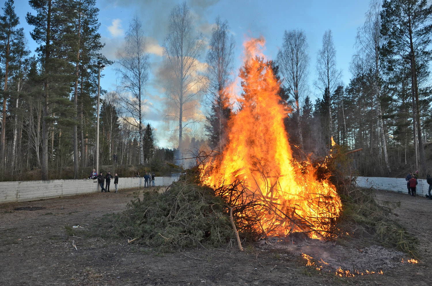 Röste.nu – Röstebilder – Valborgsfirande vid Dönjegården 2017