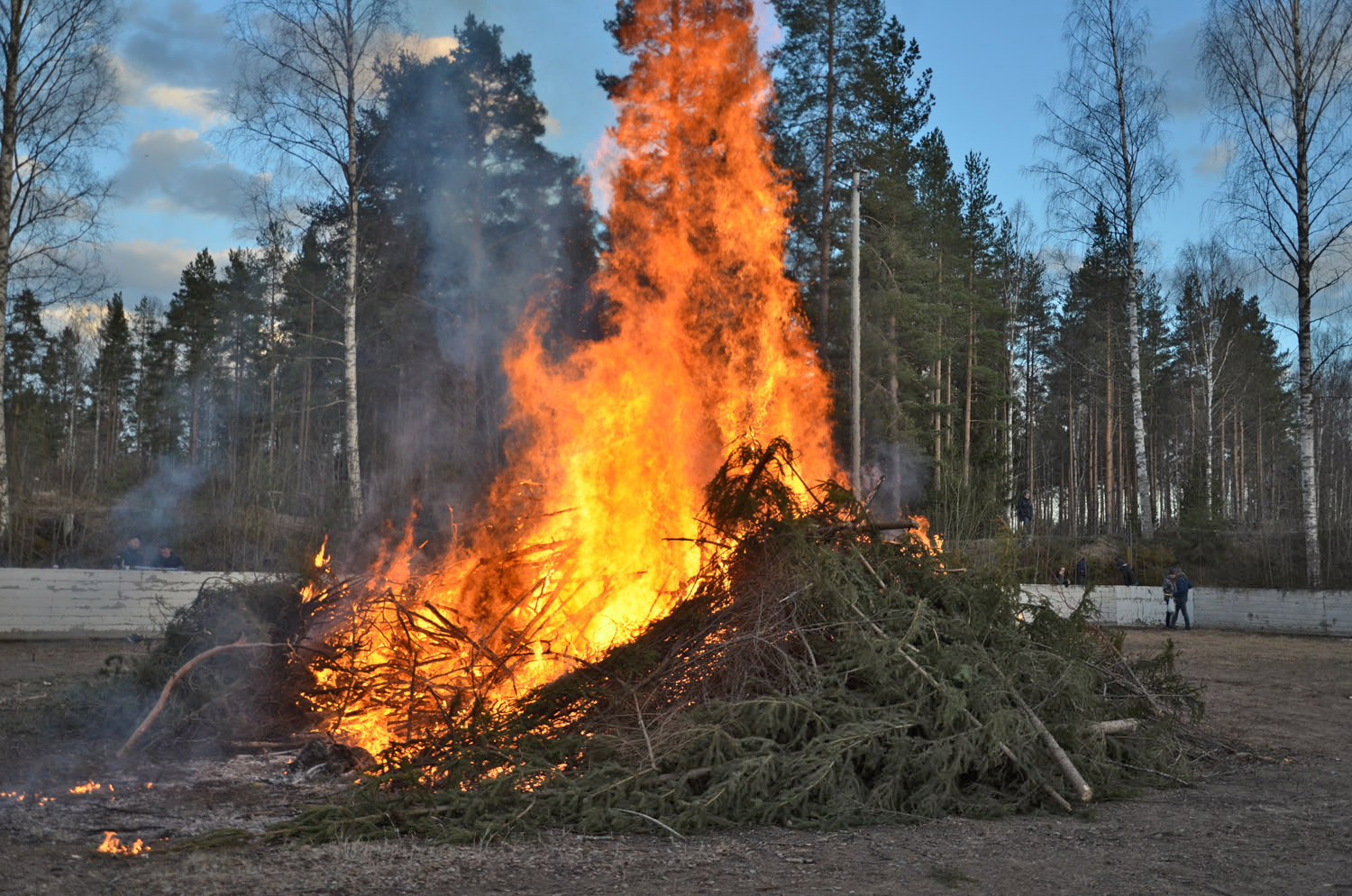 Röste.nu – Röstebilder – Valborgsfirande vid Dönjegården 2017