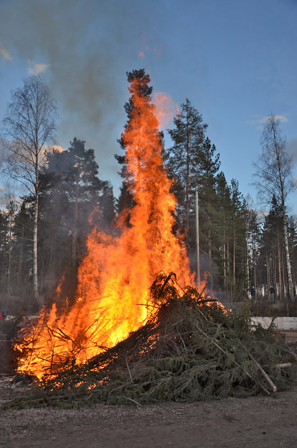 Röste.nu – Röstebilder – Valborgsfirande vid Dönjegården 2017