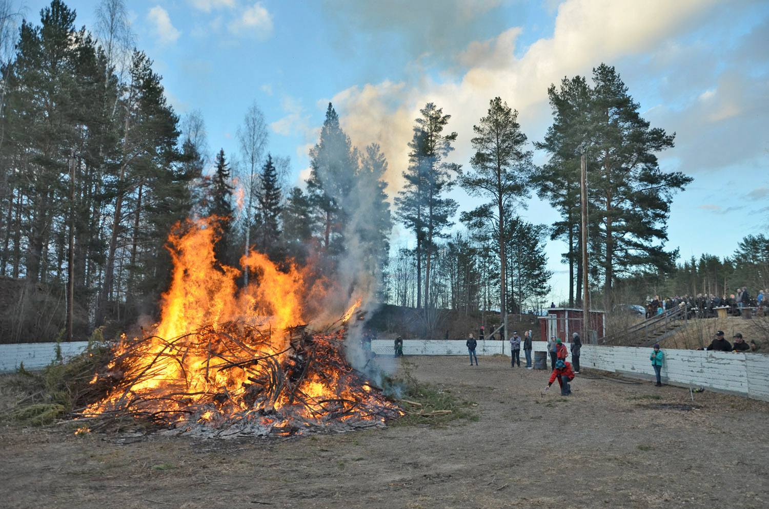 Röste.nu – Röstebilder – Valborgsfirande vid Dönjegården 2017