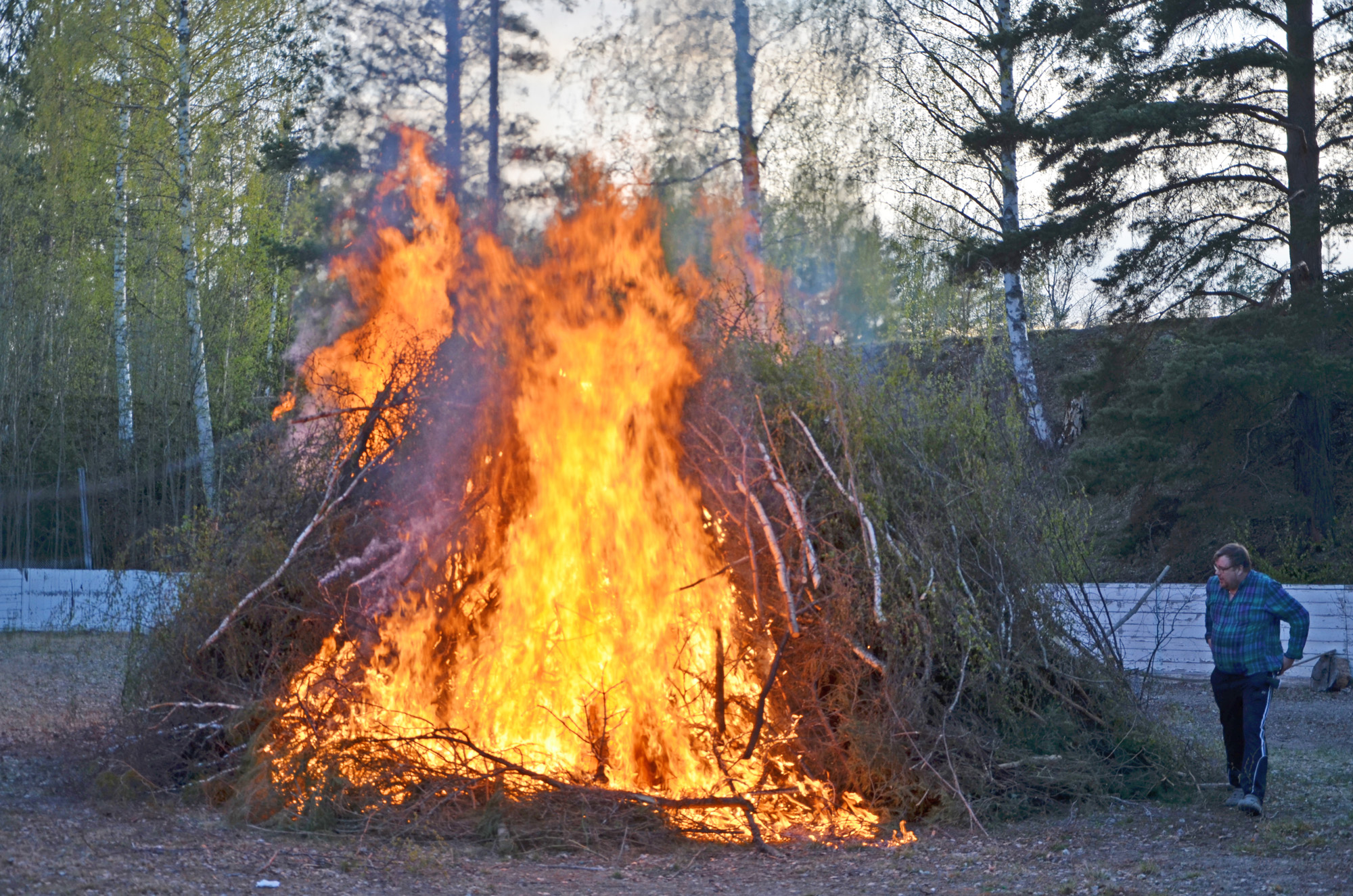 Röste.nu – Röstebilder – Valborgsfirande vid Dönjegården 2019