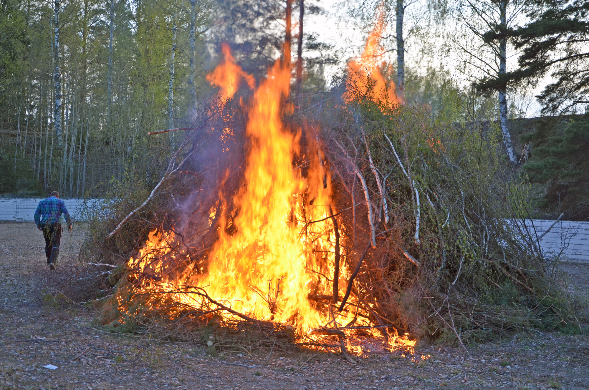 Röste.nu – Röstebilder – Valborgsfirande vid Dönjegården 2019