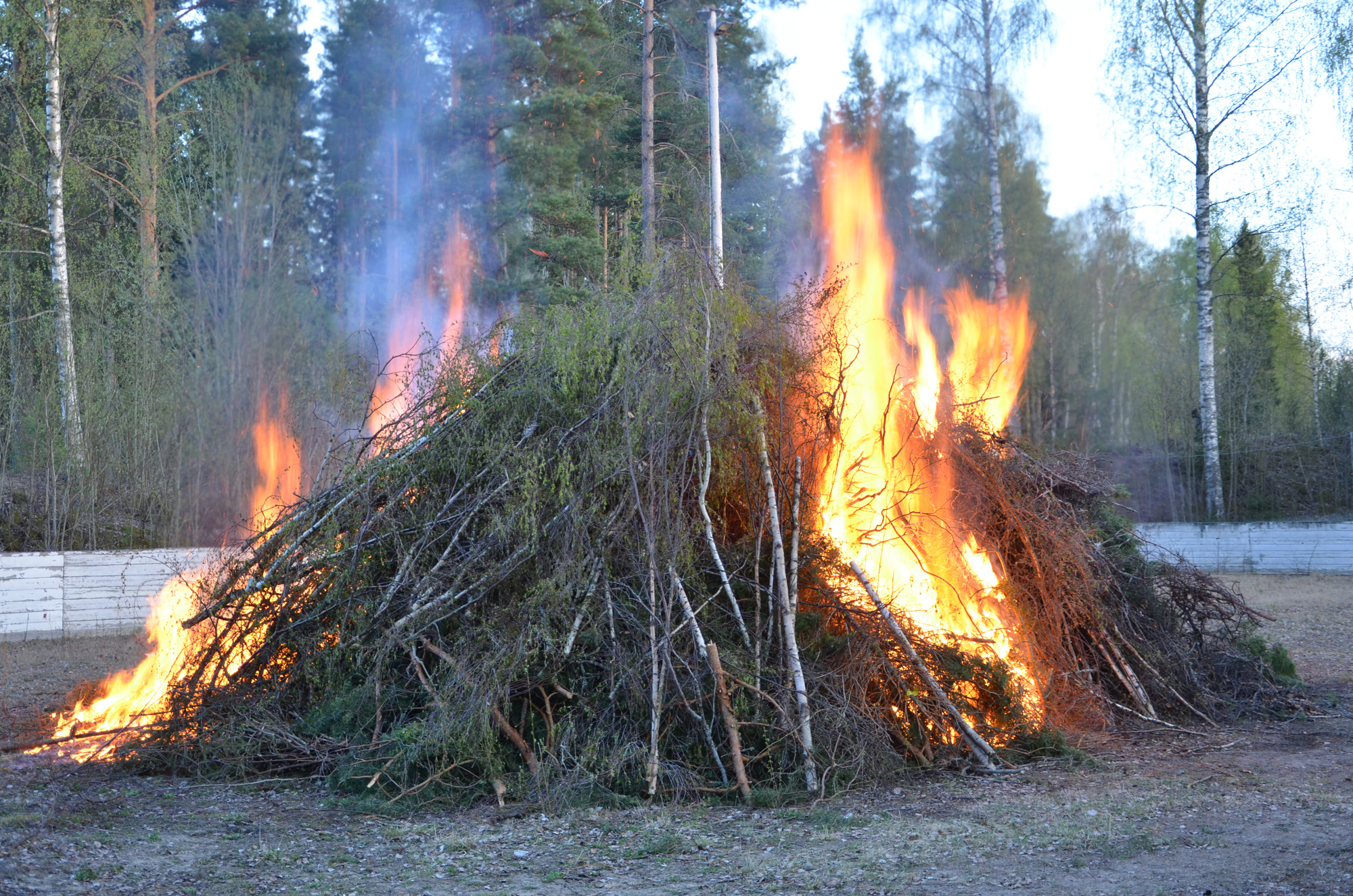 Röste.nu – Röstebilder – Valborgsfirande vid Dönjegården 2019