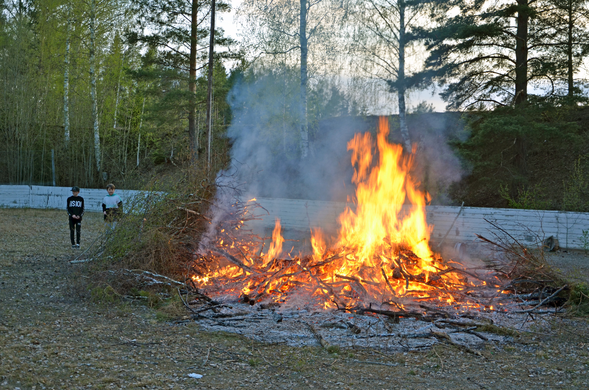 Röste.nu – Röstebilder – Valborgsfirande vid Dönjegården 2019