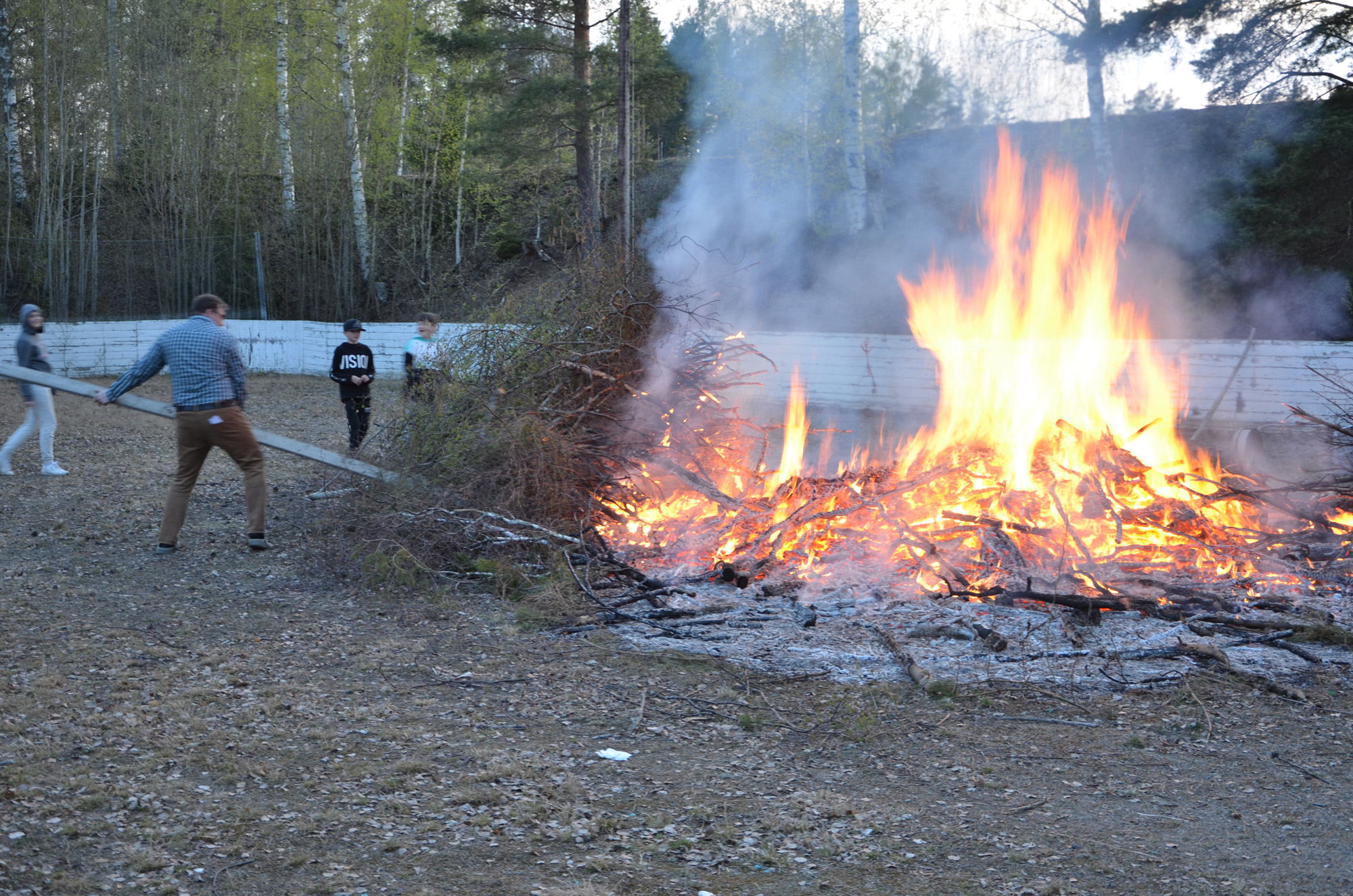 Röste.nu – Röstebilder – Valborgsfirande vid Dönjegården 2019