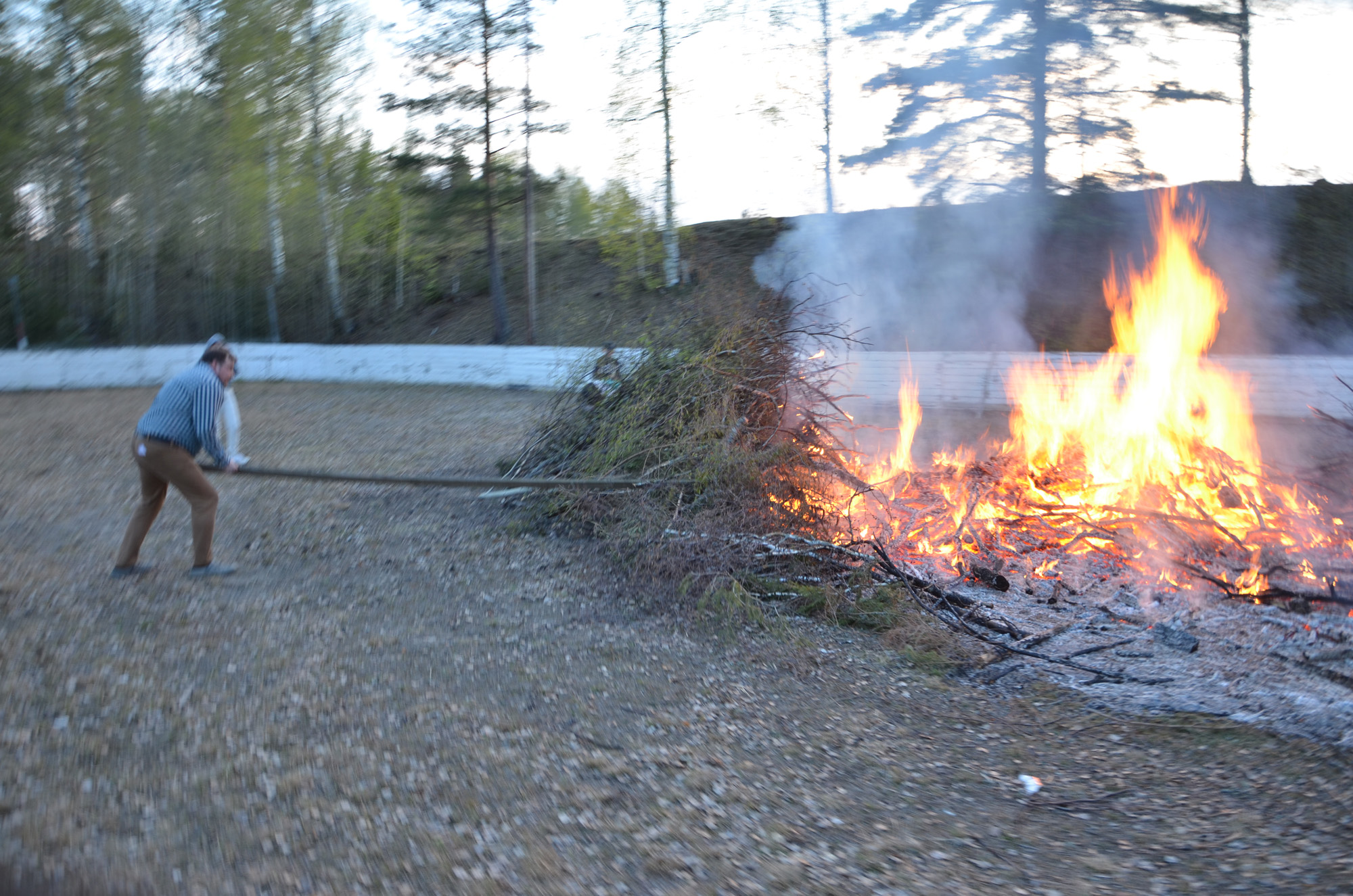 Röste.nu – Röstebilder – Valborgsfirande vid Dönjegården 2019