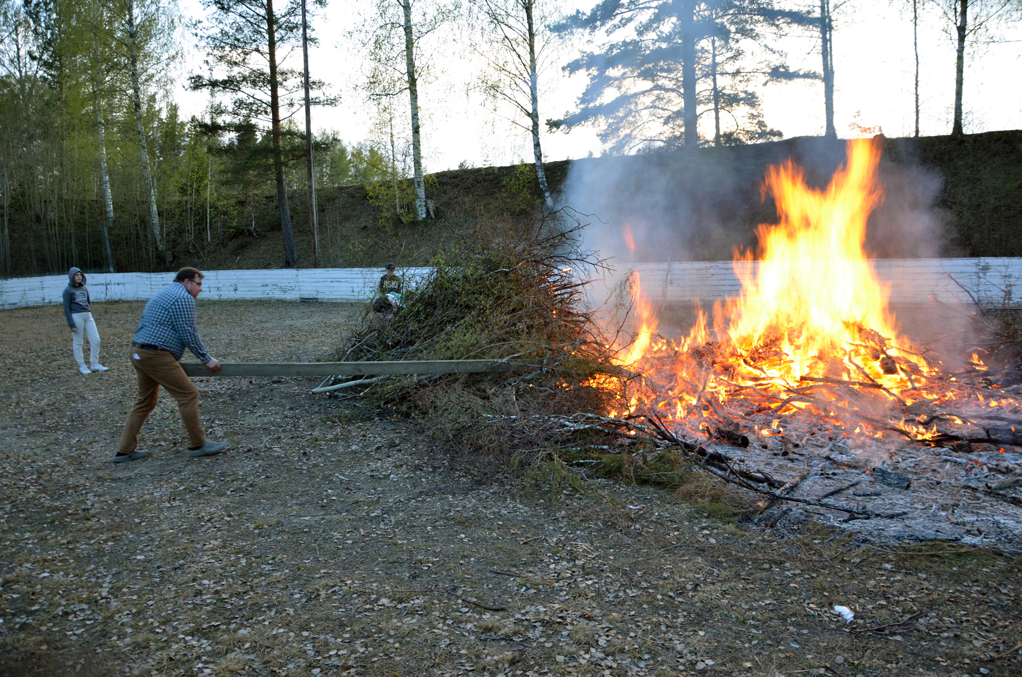 Röste.nu – Röstebilder – Valborgsfirande vid Dönjegården 2019