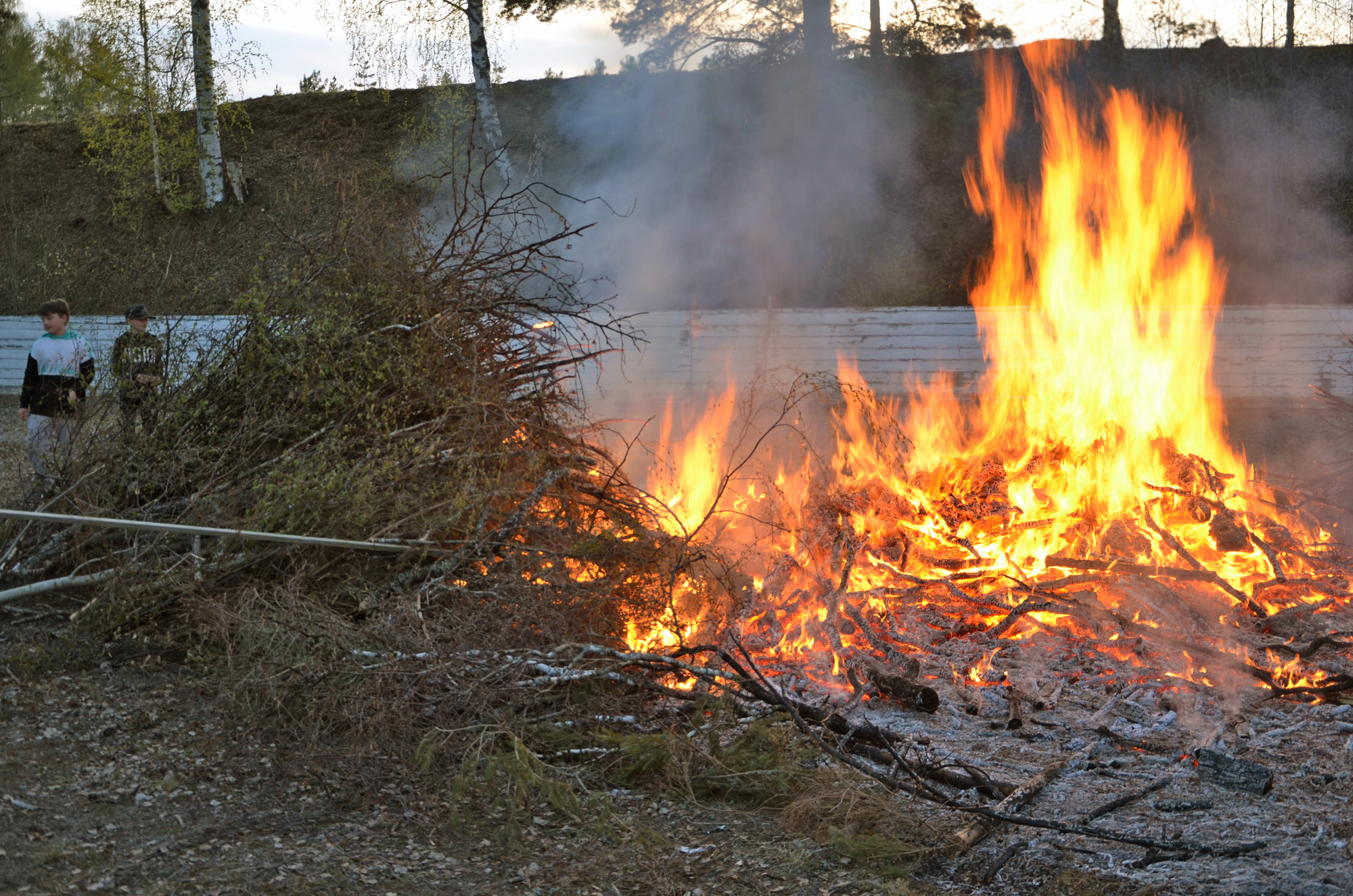 Röste.nu – Röstebilder – Valborgsfirande vid Dönjegården 2019