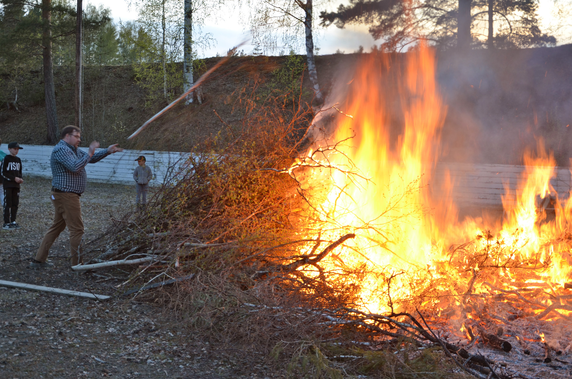 Röste.nu – Röstebilder – Valborgsfirande vid Dönjegården 2019