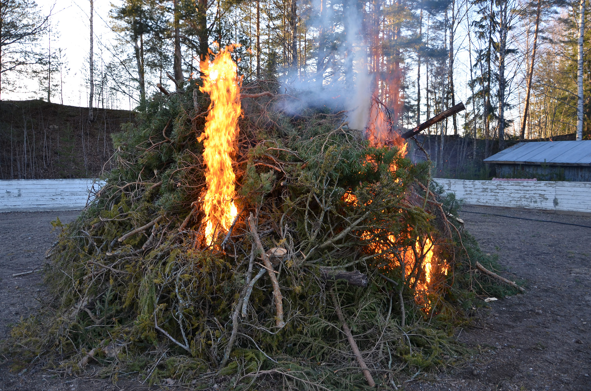 Röste.nu – Röstebilder – Valborgsfirande vid Dönjegården 2023