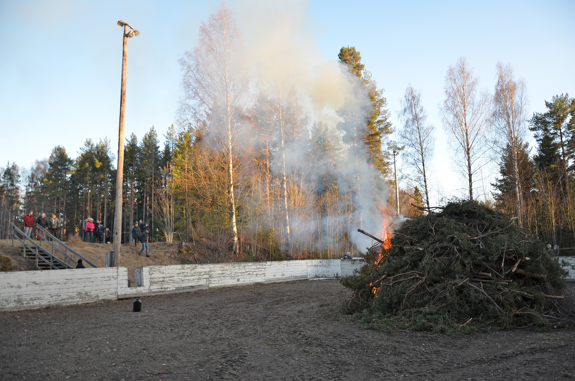 Röste.nu – Röstebilder – Valborgsfirande vid Dönjegården 2023