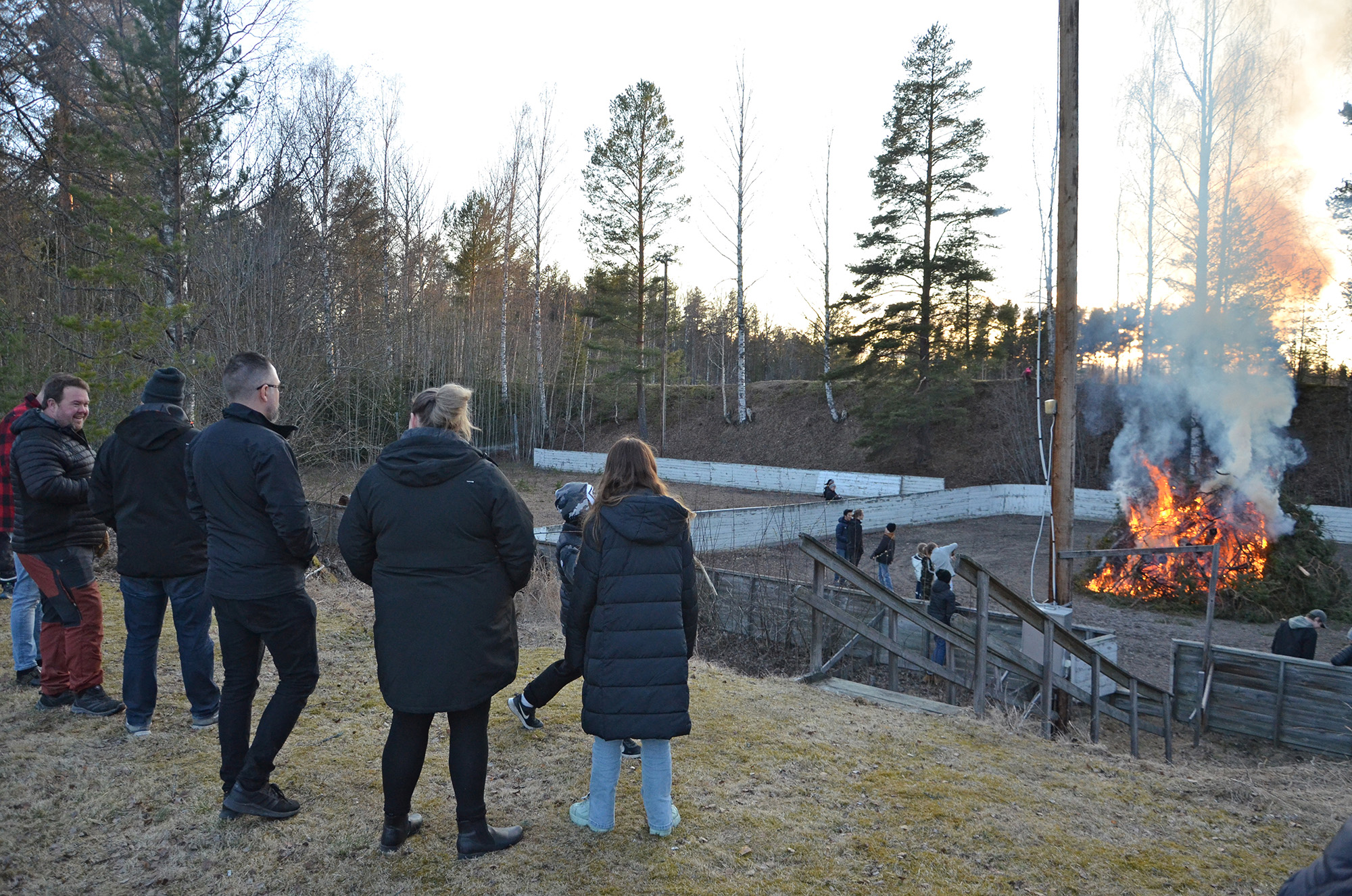 Röste.nu – Röstebilder – Valborgsfirande vid Dönjegården 2023