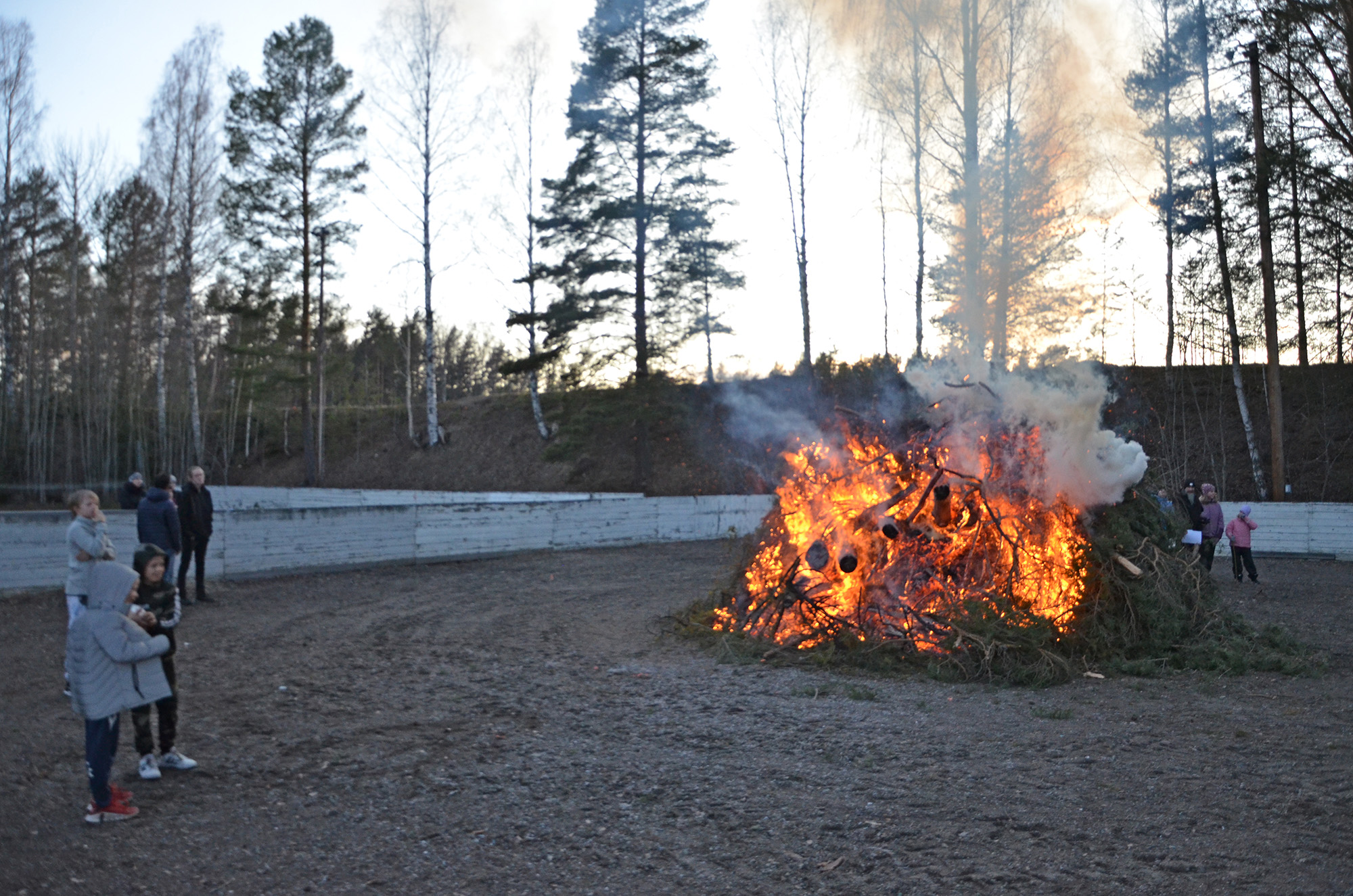 Röste.nu – Röstebilder – Valborgsfirande vid Dönjegården 2023