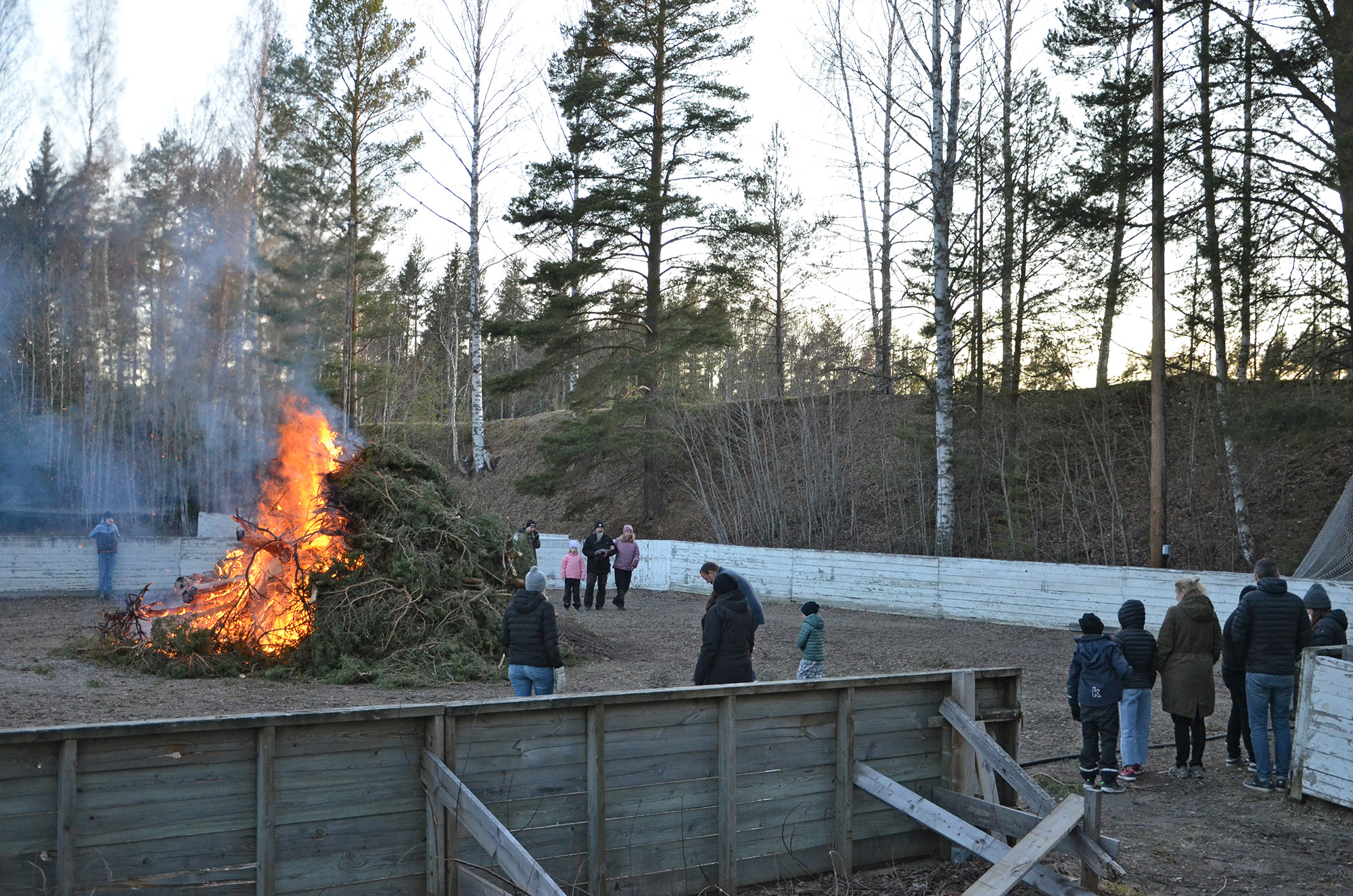 Röste.nu – Röstebilder – Valborgsfirande vid Dönjegården 2023