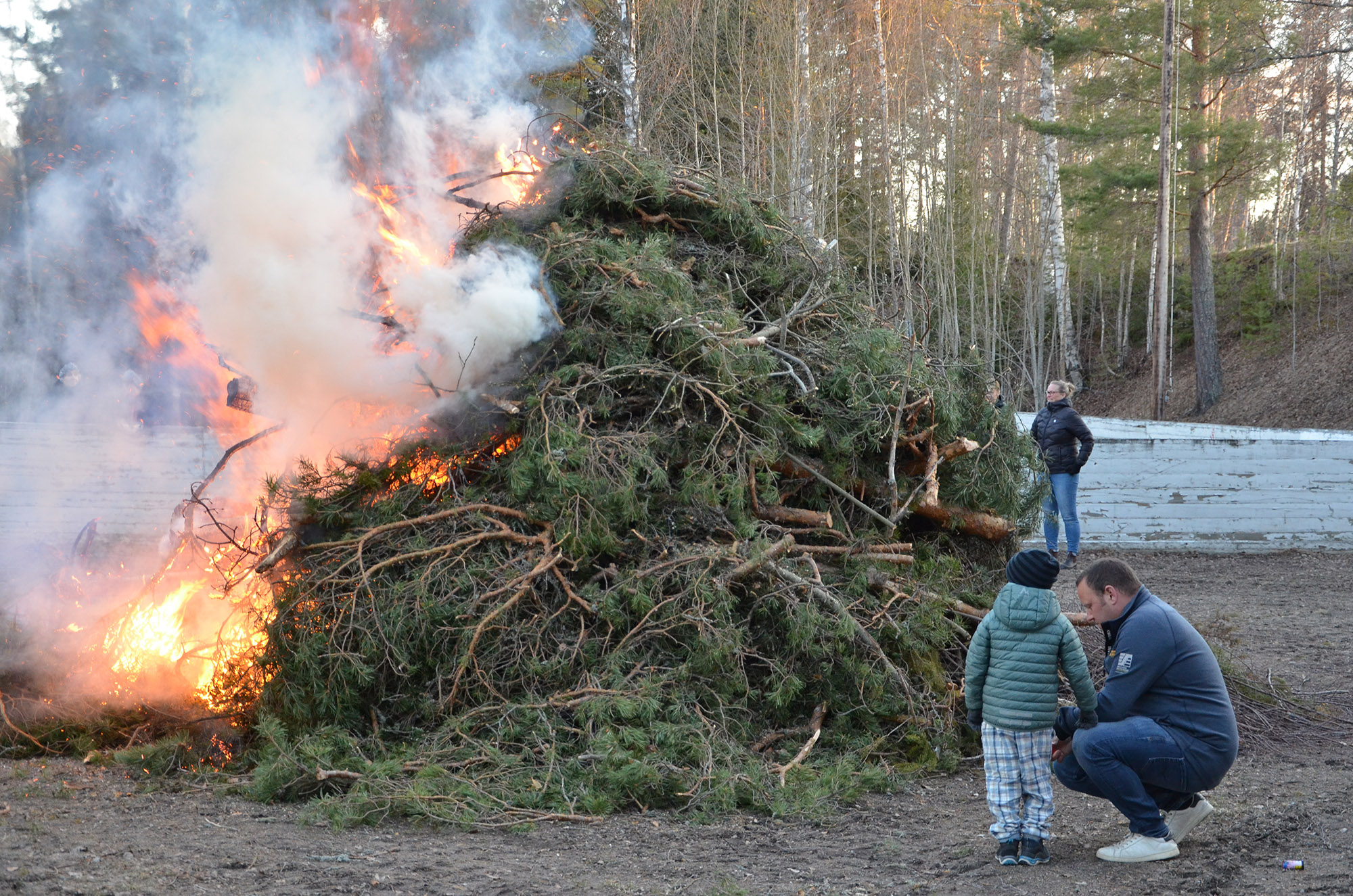Röste.nu – Röstebilder – Valborgsfirande vid Dönjegården 2023