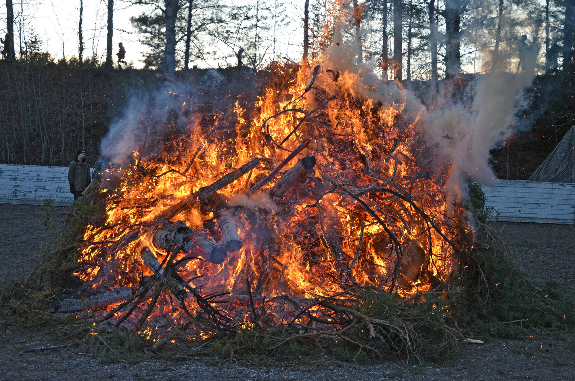 Röste.nu – Röstebilder – Valborgsfirande vid Dönjegården 2023